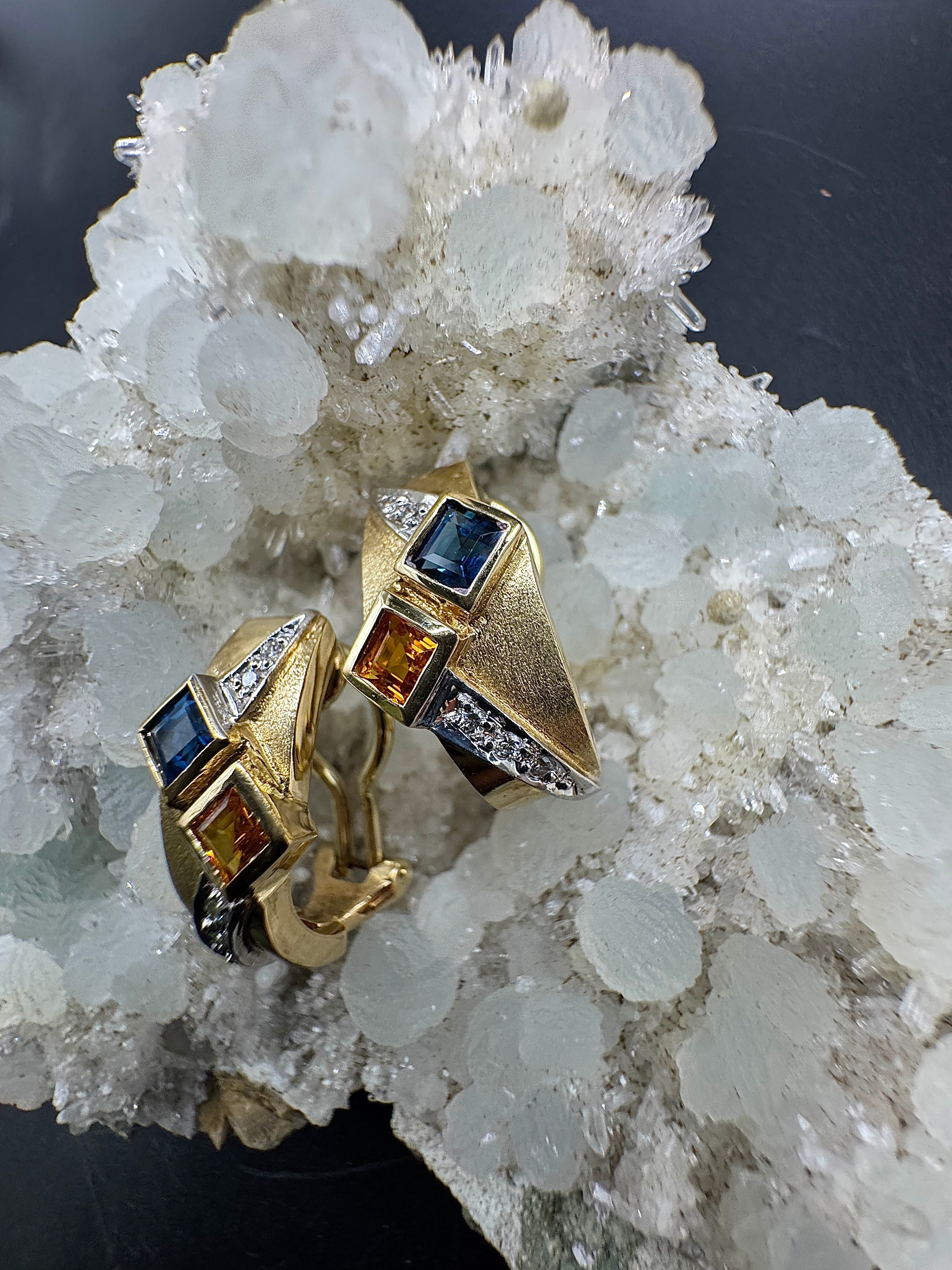 Elegante oorbellen van 14 karaat met briljant geslepen diamanten en oranje en blauwe saffieren