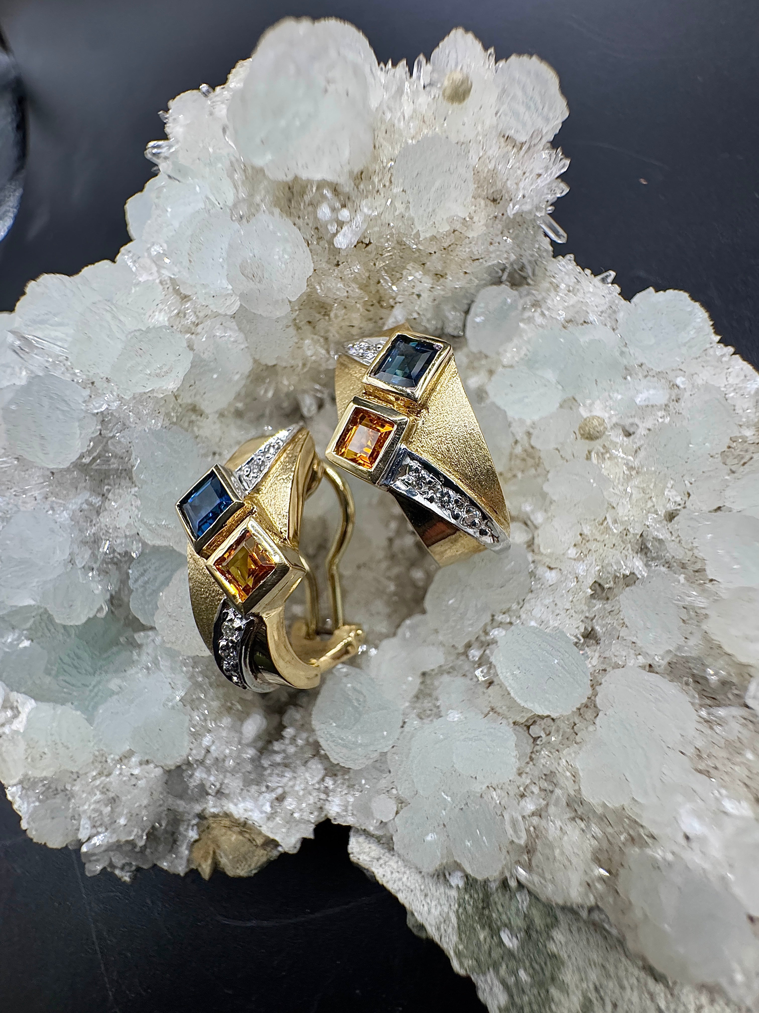 Elegante oorbellen van 14 karaat met briljant geslepen diamanten en oranje en blauwe saffieren
