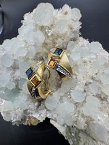 Elegante Ohrringe in 14 Karat mit Brillanten und orangen sowie blauen Saphiren