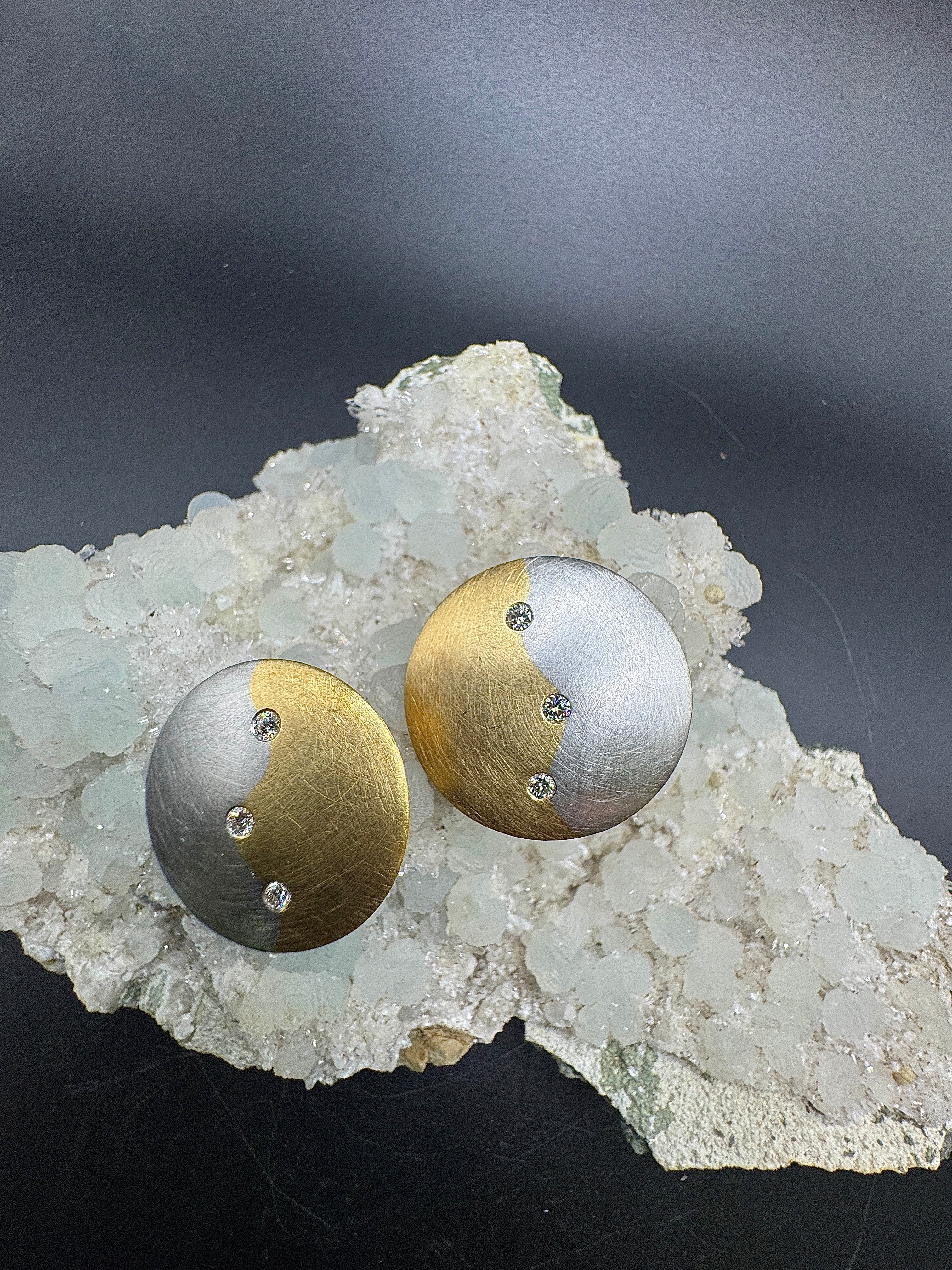 Handgemaakte oorbellen in 18 karaat geelgoud en 950/-. Platina met diamanten