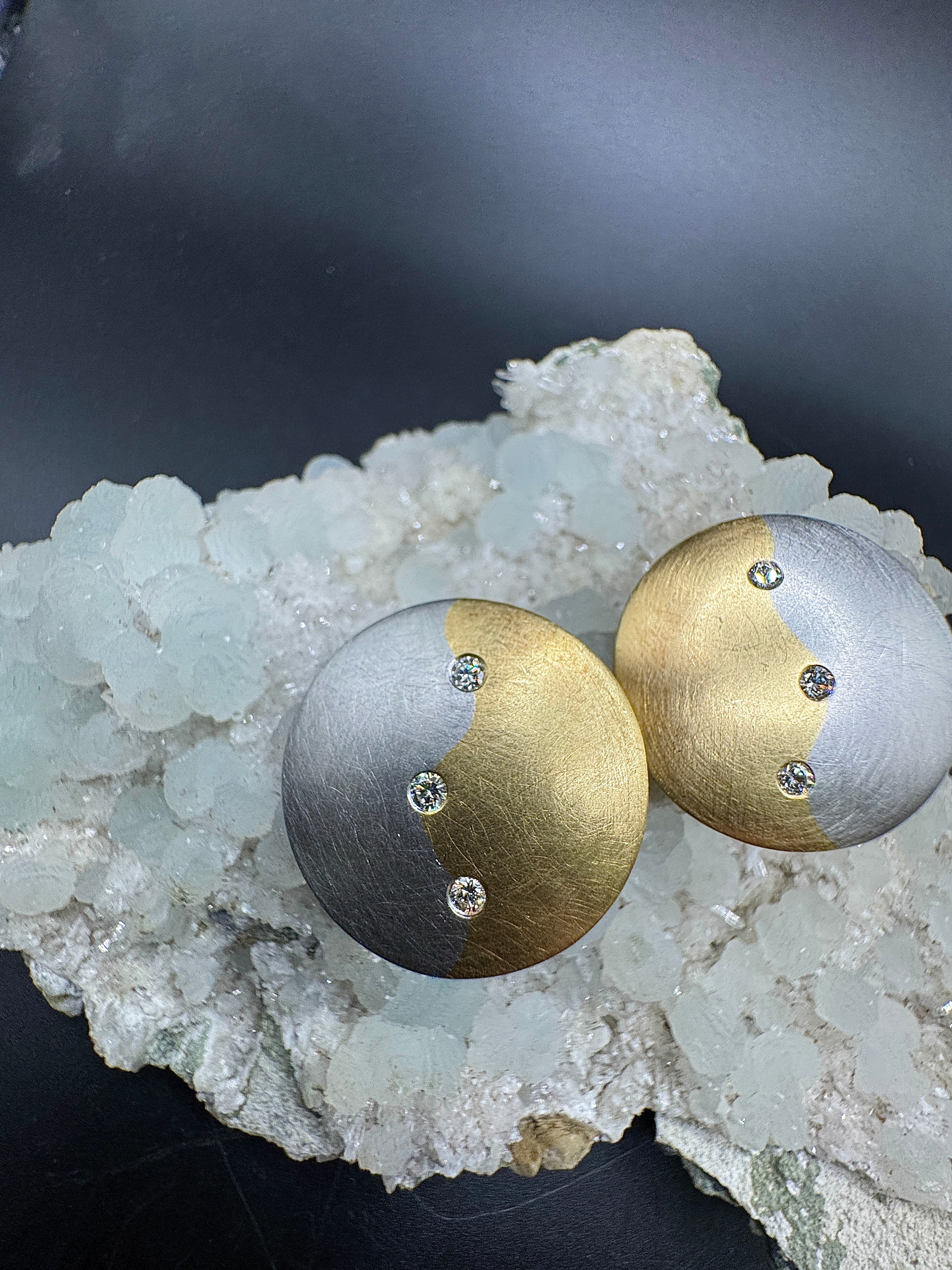 Handgemaakte oorbellen in 18 karaat geelgoud en 950/-. Platina met diamanten