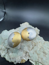 Handgefertigte Ohrringe in 18 Karat Gelbgold und 950/-. Platin mit Brillanten
