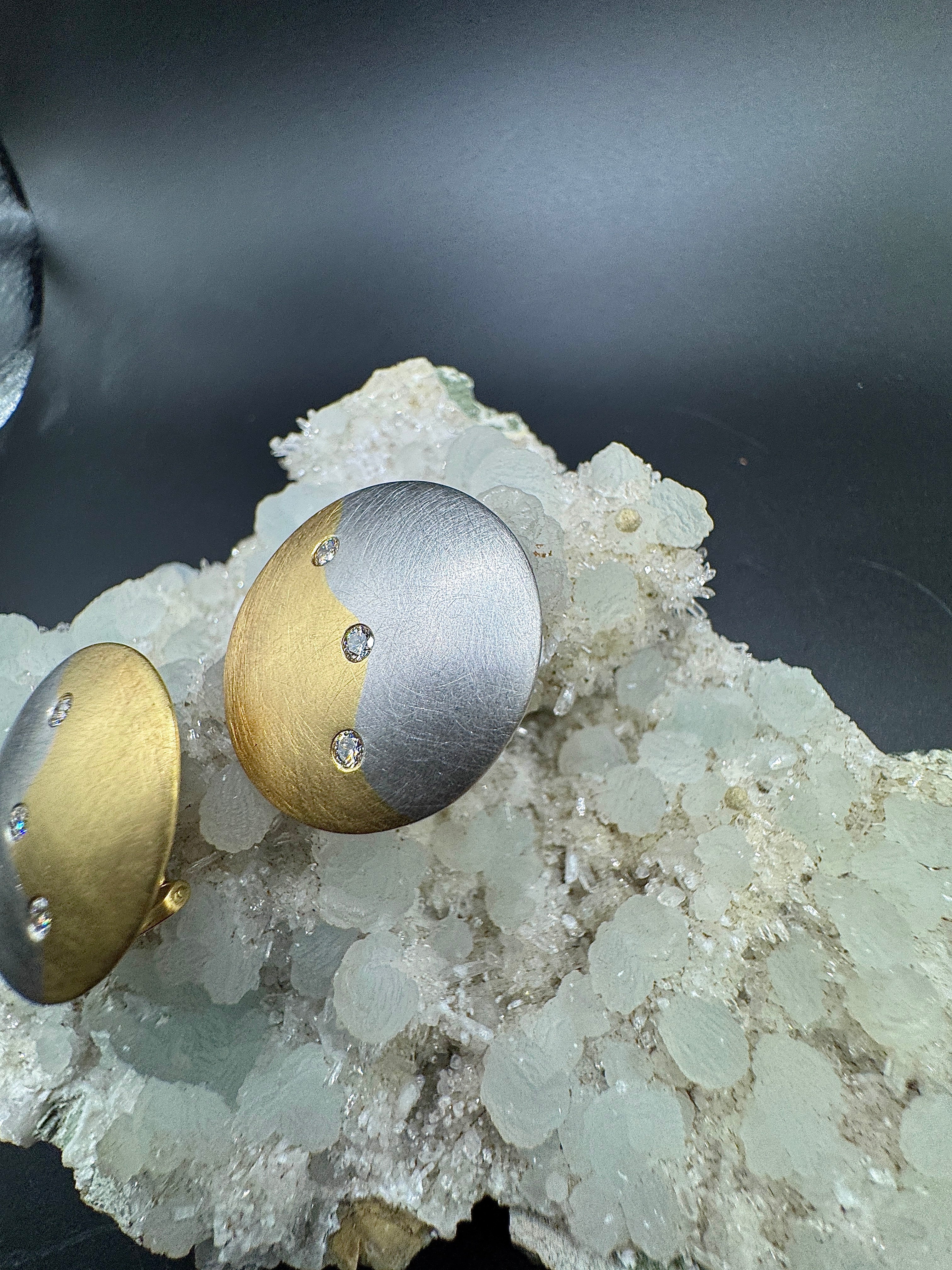 Handgemaakte oorbellen in 18 karaat geelgoud en 950/-. Platina met diamanten