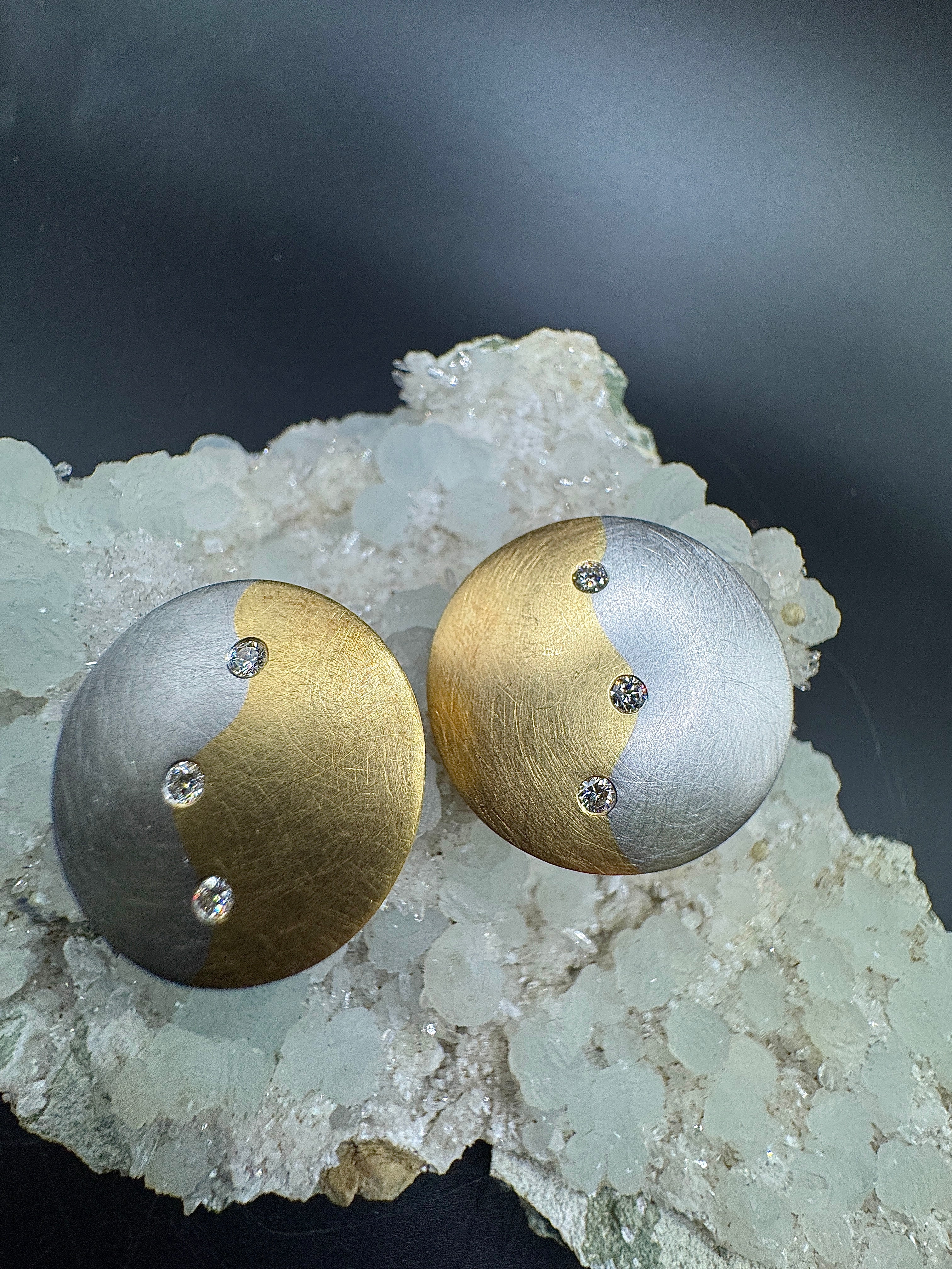 Handgemaakte oorbellen in 18 karaat geelgoud en 950/-. Platina met diamanten
