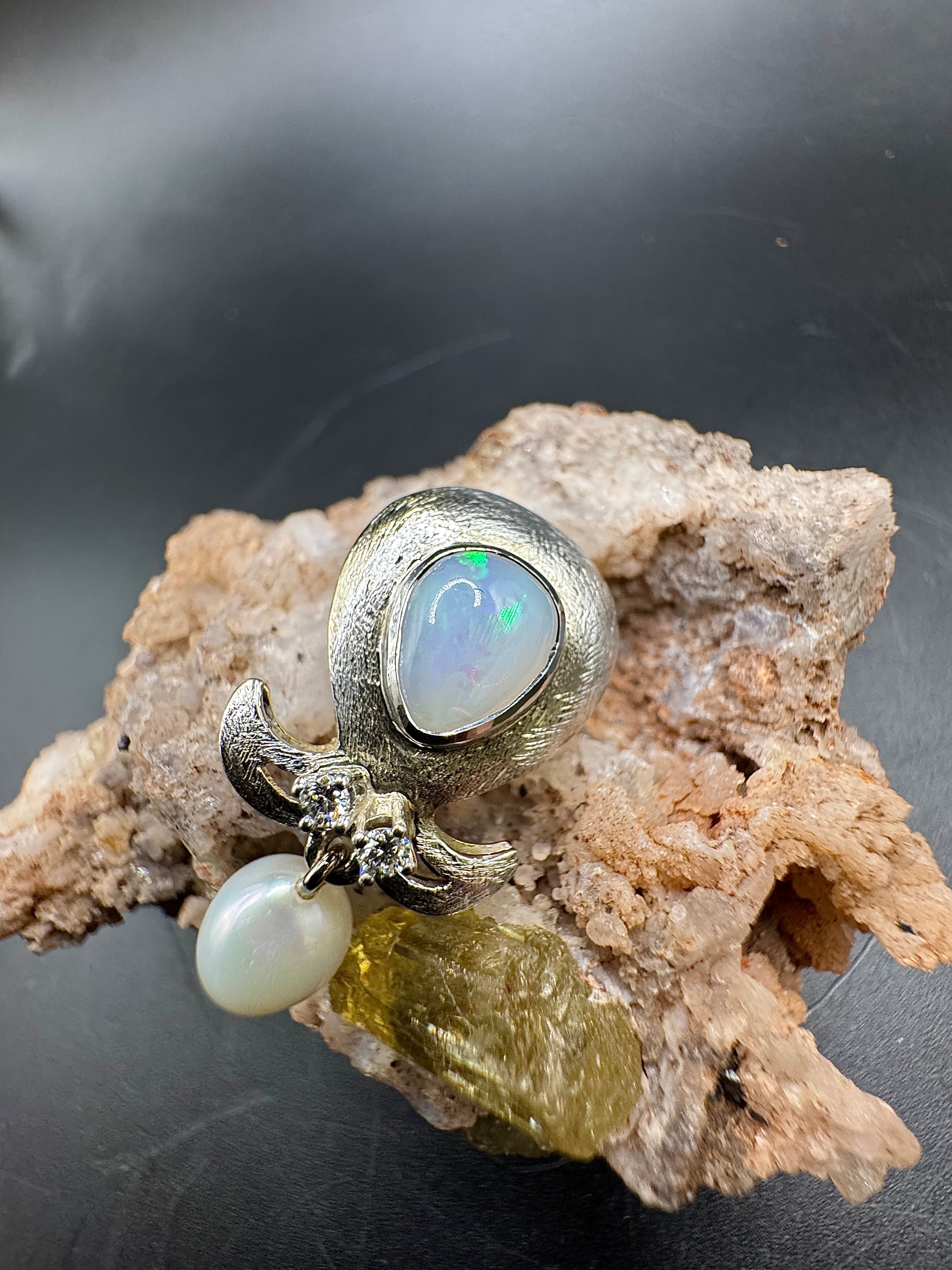 Decorative Vintage Brooch/Pendant in 14 Karat Gold with Opal, Diamonds & Pearl