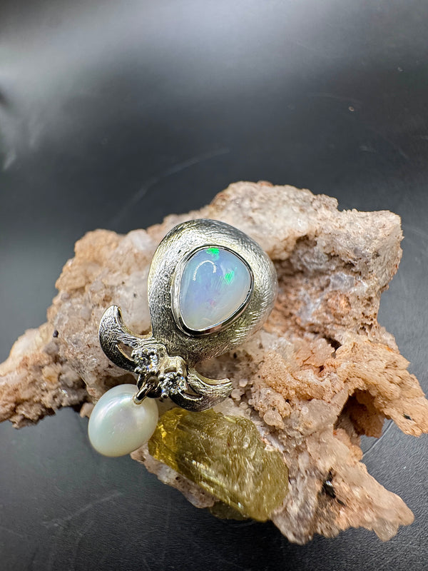 Dekorative Vintage Brosche/Anhänger in 14 Karat Gold mit Opal, Brillanten & Perle