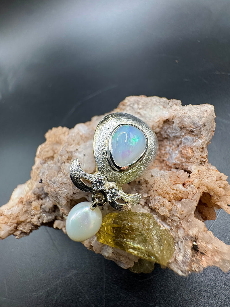 Dekorative Vintage Brosche/Anhänger in 14 Karat Gold mit Opal, Brillanten & Perle