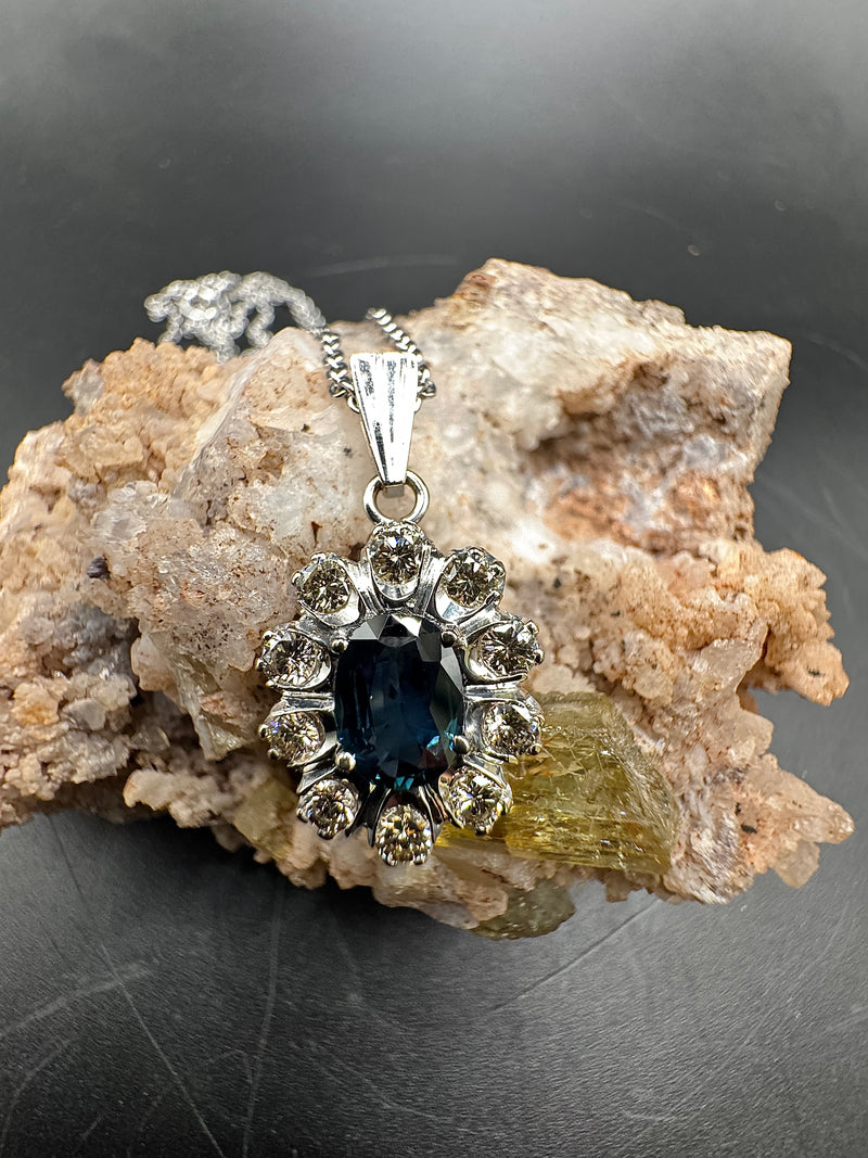 Zeitloser Saphiranhänger in 14 Karat Weißgold mit Brillanten und Kette | Anhänger - Schmuck Schroll
