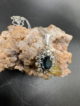 Zeitloser Saphiranhänger in 14 Karat Weißgold mit Brillanten und Kette
