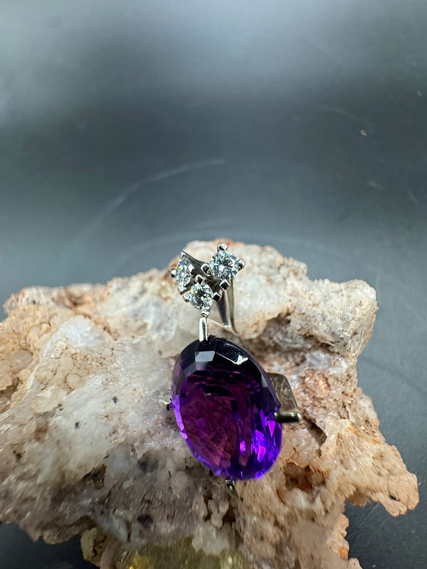 Zeitloser Anhänger in 14 Karat Weißgold mit hochfeinen Amethyst und Brillanten