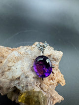 Zeitloser Anhänger in 14 Karat Weißgold mit hochfeinen Amethyst und Brillanten