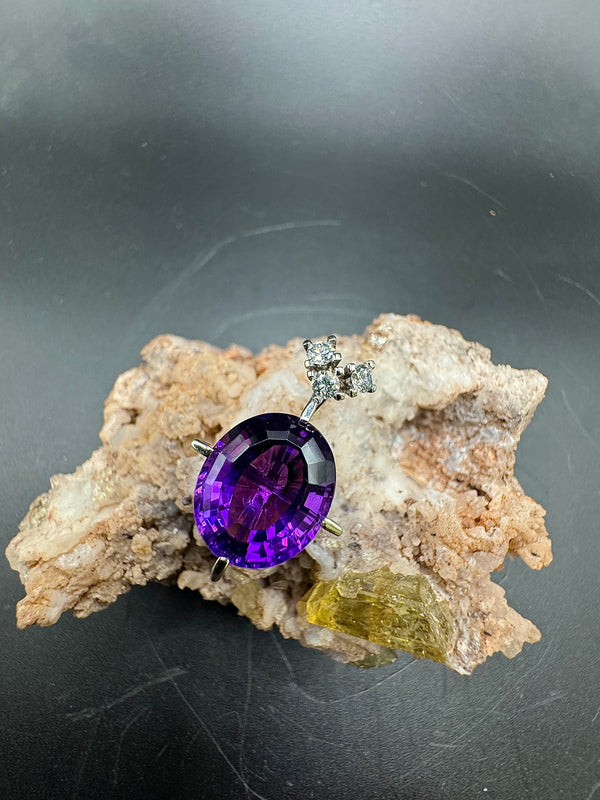 Zeitloser Anhänger in 14 Karat Weißgold mit hochfeinen Amethyst und Brillanten