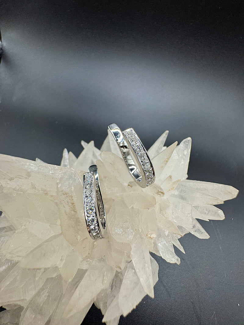 Moderne Kreolen in 18 Karat (750) Weißgold mit feinen Brillanten | Ohrringe - Schmuck Schroll