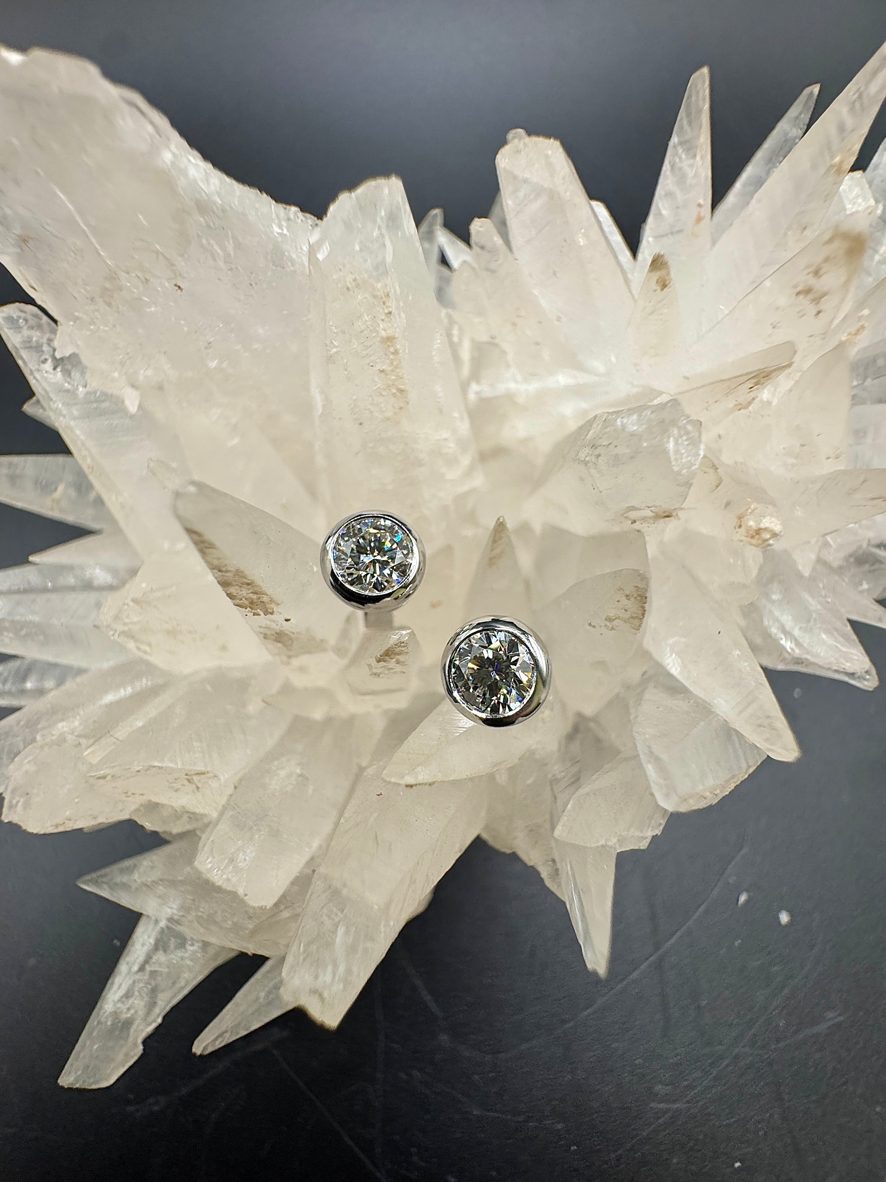 Moderne Brillantstecker in 18 Karat Weißgold mit hochfeinen Brillanten