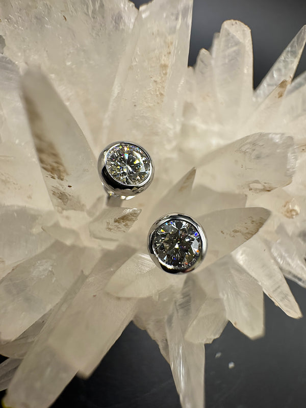 Moderne Brillantstecker in 18 Karat Weißgold mit hochfeinen Brillanten