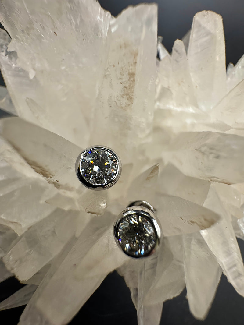 Moderne Brillantstecker in 18 Karat Weißgold mit hochfeinen Brillanten