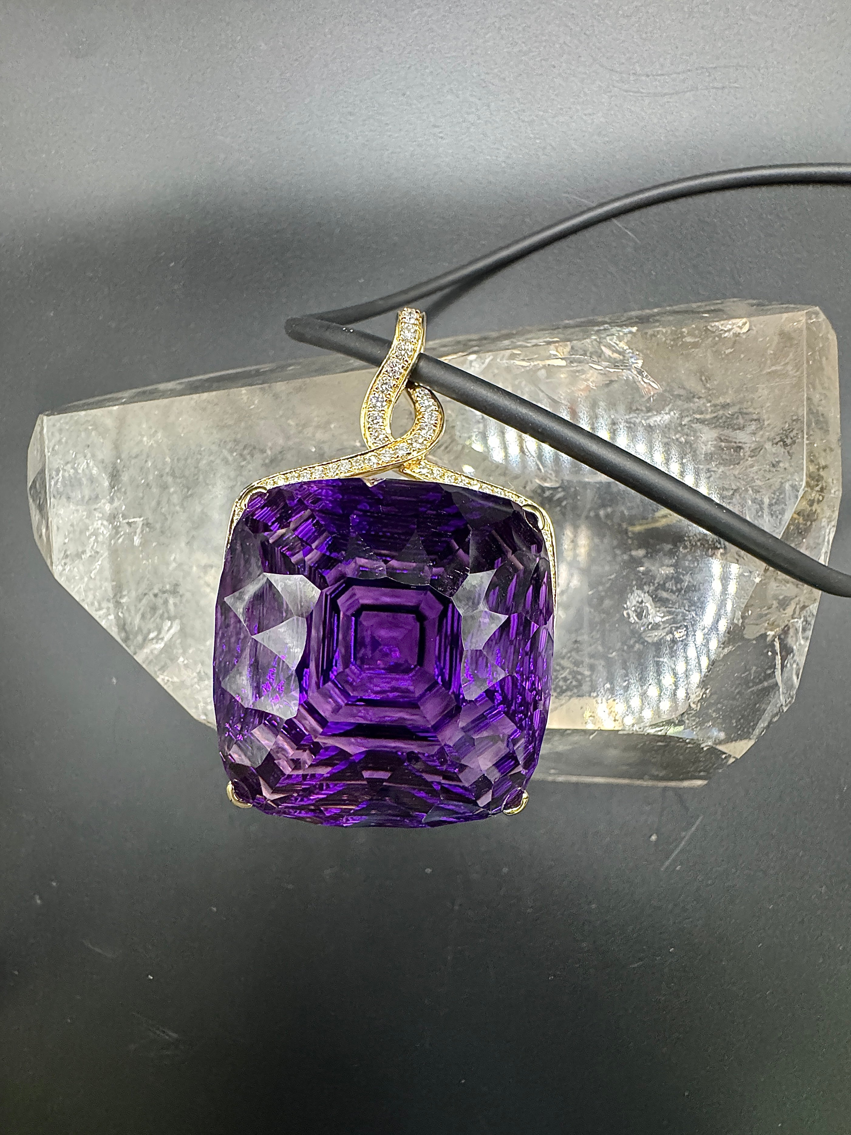 Riesiger Amethyst Anhänger in 14 Karat Gelbgold mit feinen Brillanten