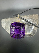 Riesiger Amethyst Anhänger in 14 Karat Gelbgold mit feinen Brillanten