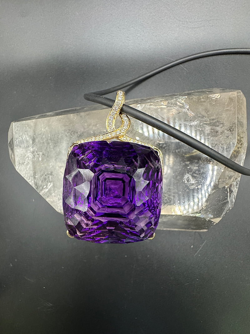 Riesiger Amethyst Anhänger in 14 Karat Gelbgold mit feinen Brillanten