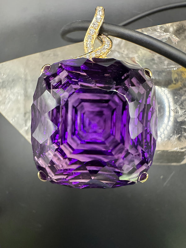 Riesiger Amethyst Anhänger in 14 Karat Gelbgold mit feinen Brillanten