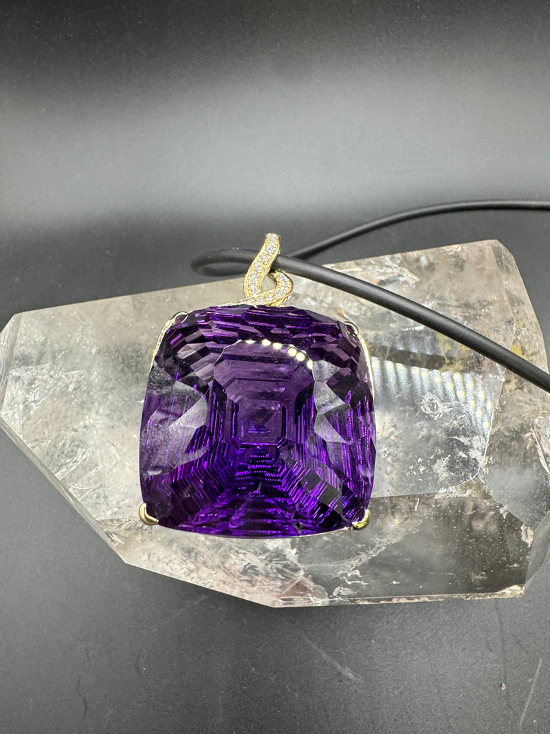 Riesiger Amethyst Anhänger in 14 Karat Gelbgold mit feinen Brillanten