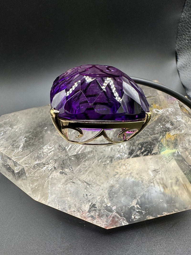 Riesiger Amethyst Anhänger in 14 Karat Gelbgold mit feinen Brillanten