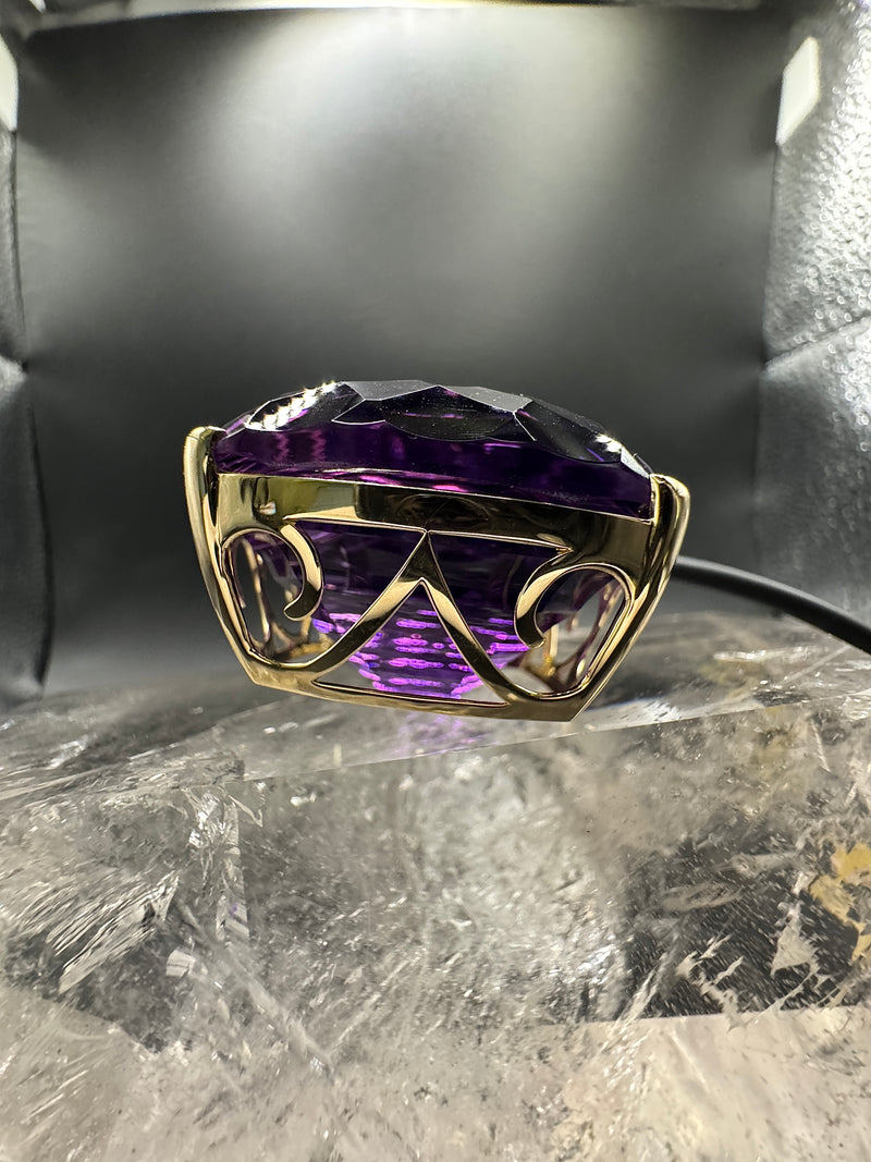 Riesiger Amethyst Anhänger in 14 Karat Gelbgold mit feinen Brillanten