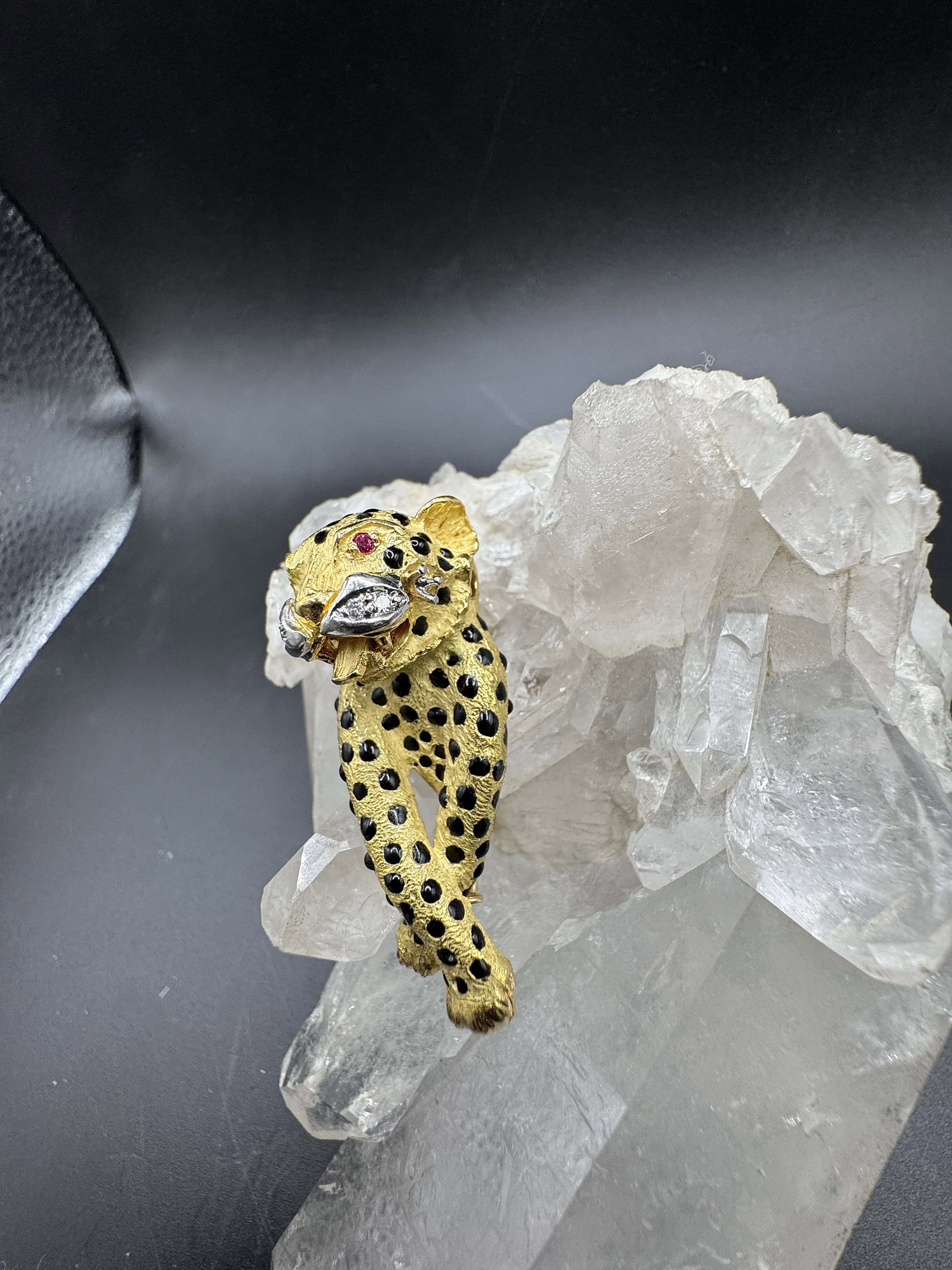Verspielter Panther-/Leopard-Anhänger in 18 Karat Gold mit Brillanten & Rubinen