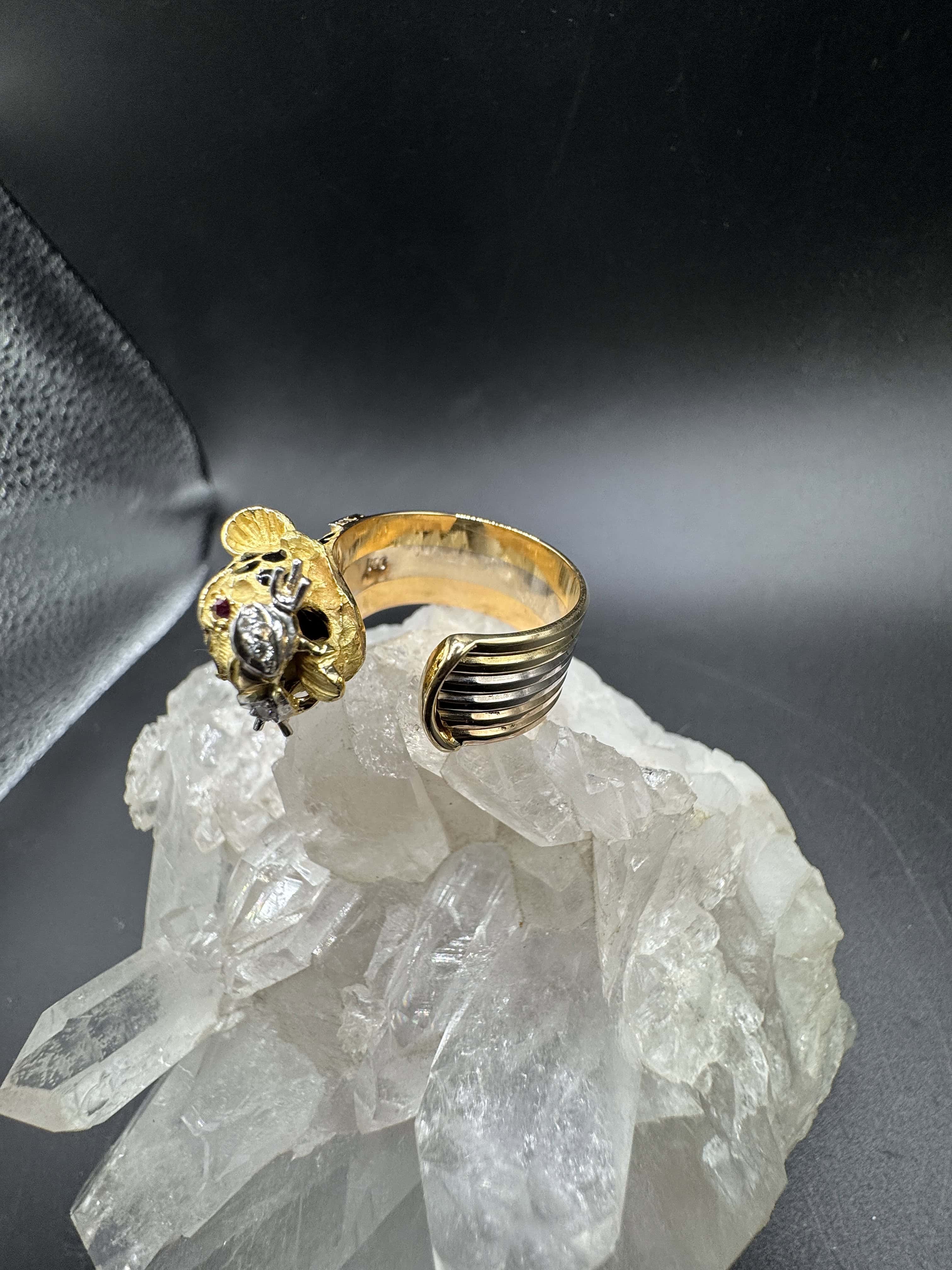 Leuchtender tricolor Ring in 18 Karat Gold mit Rubinen und Brillanten