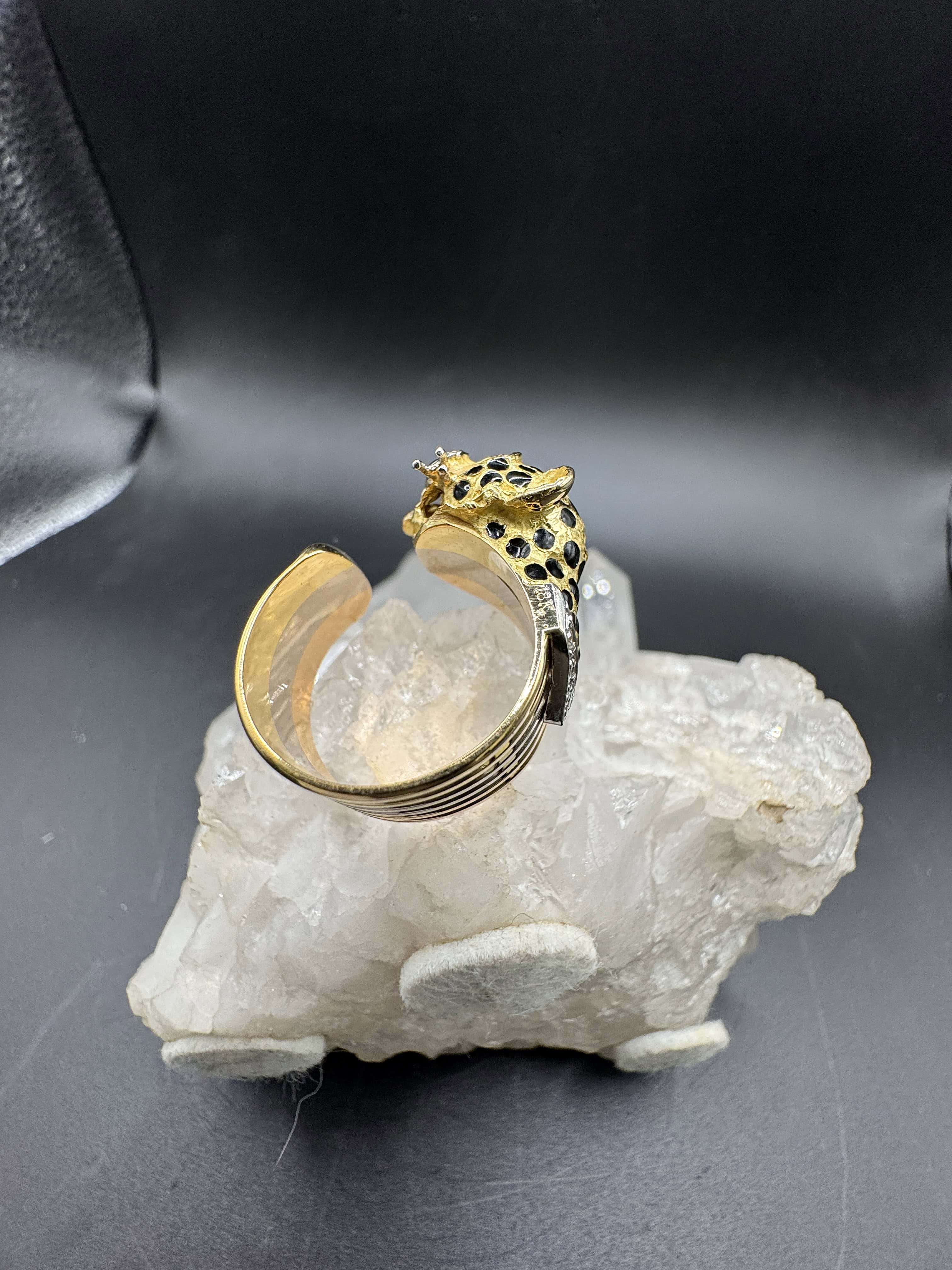 Leuchtender tricolor Ring in 18 Karat Gold mit Rubinen und Brillanten