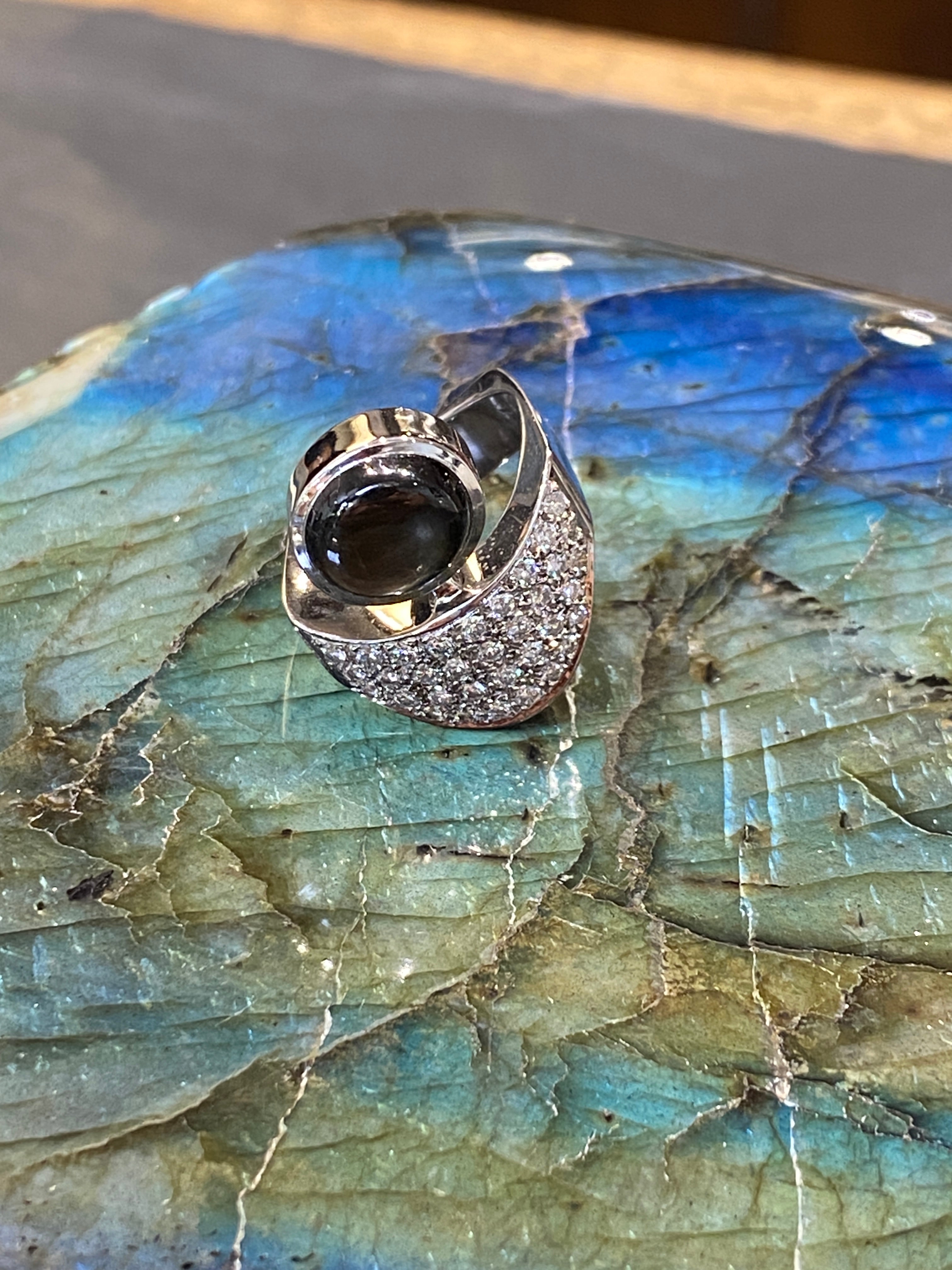 Handgemaakte witgouden ring van 18 karaat met briljant geslepen diamanten &amp; maansteen