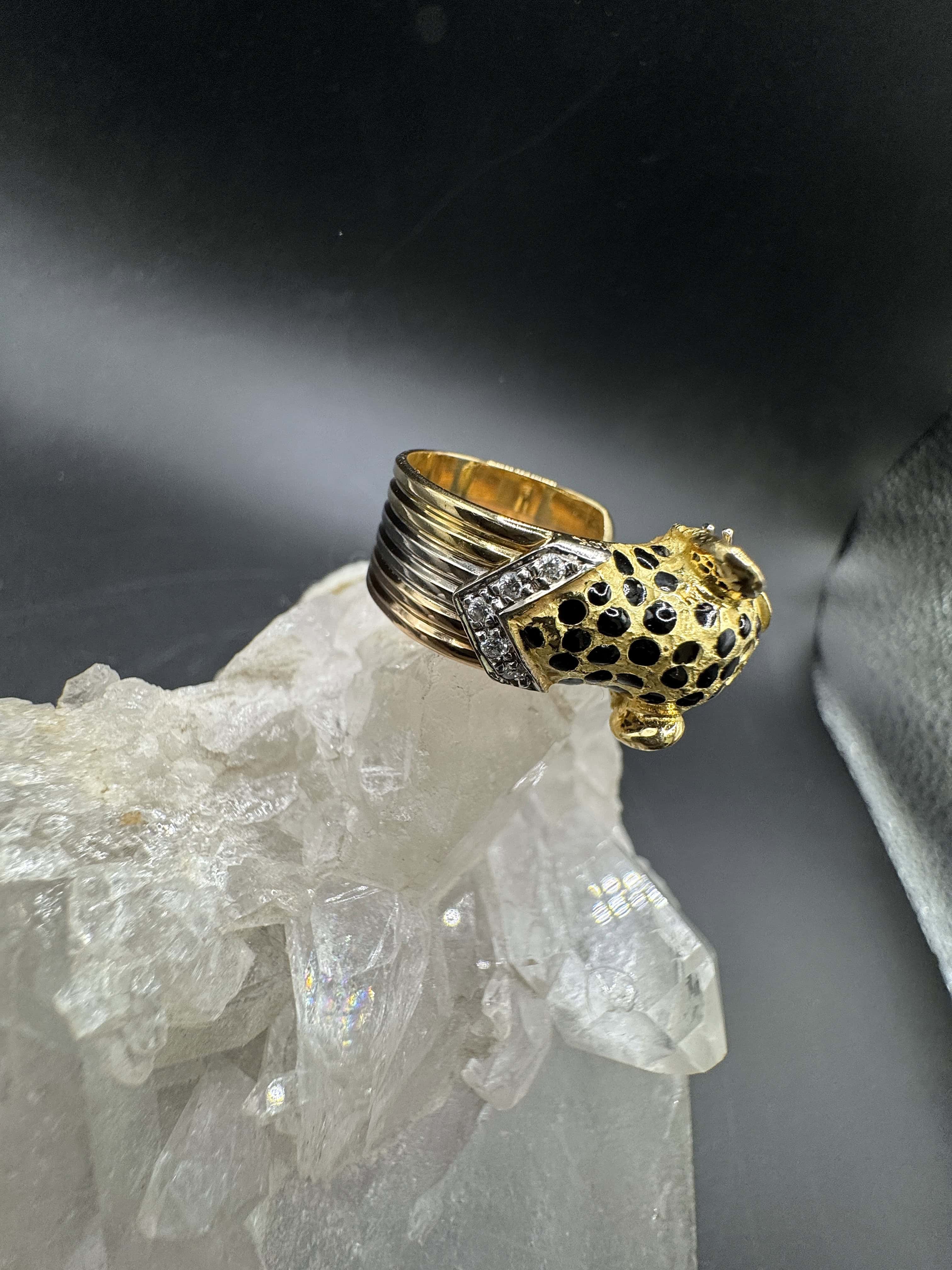 Leuchtender tricolor Ring in 18 Karat Gold mit Rubinen und Brillanten