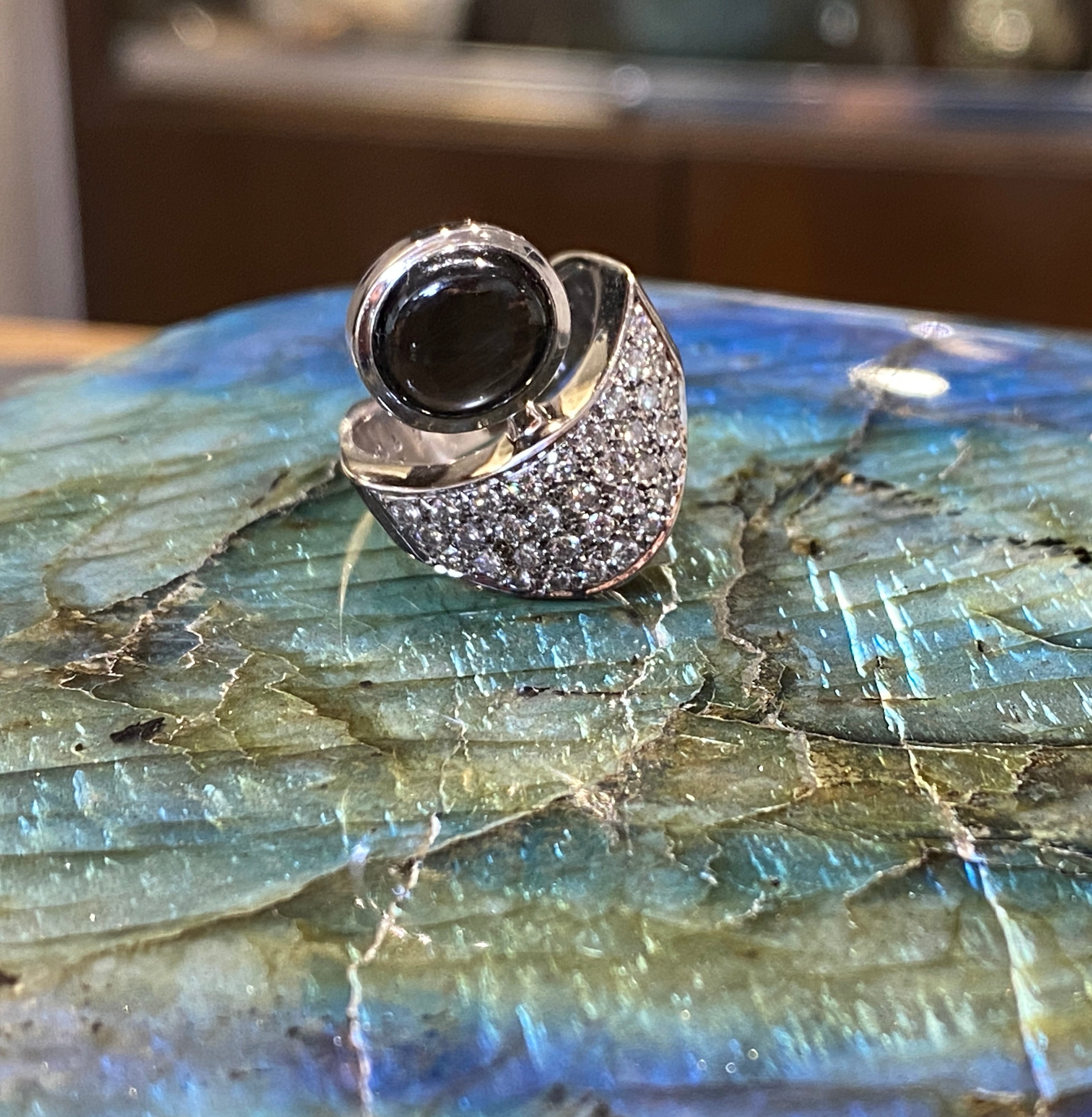 Handgemaakte witgouden ring van 18 karaat met briljant geslepen diamanten &amp; maansteen