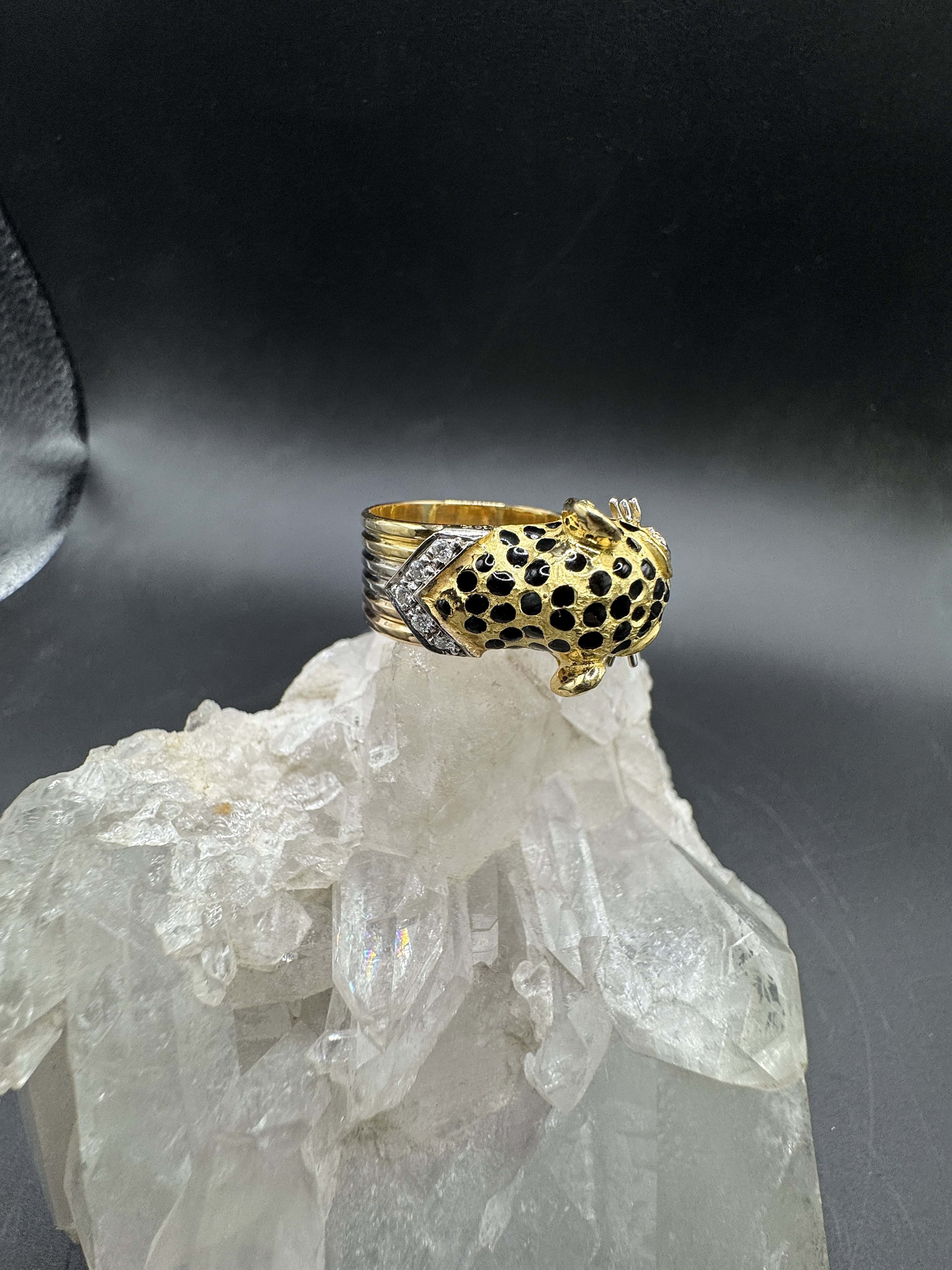 Leuchtender tricolor Ring in 18 Karat Gold mit Rubinen und Brillanten