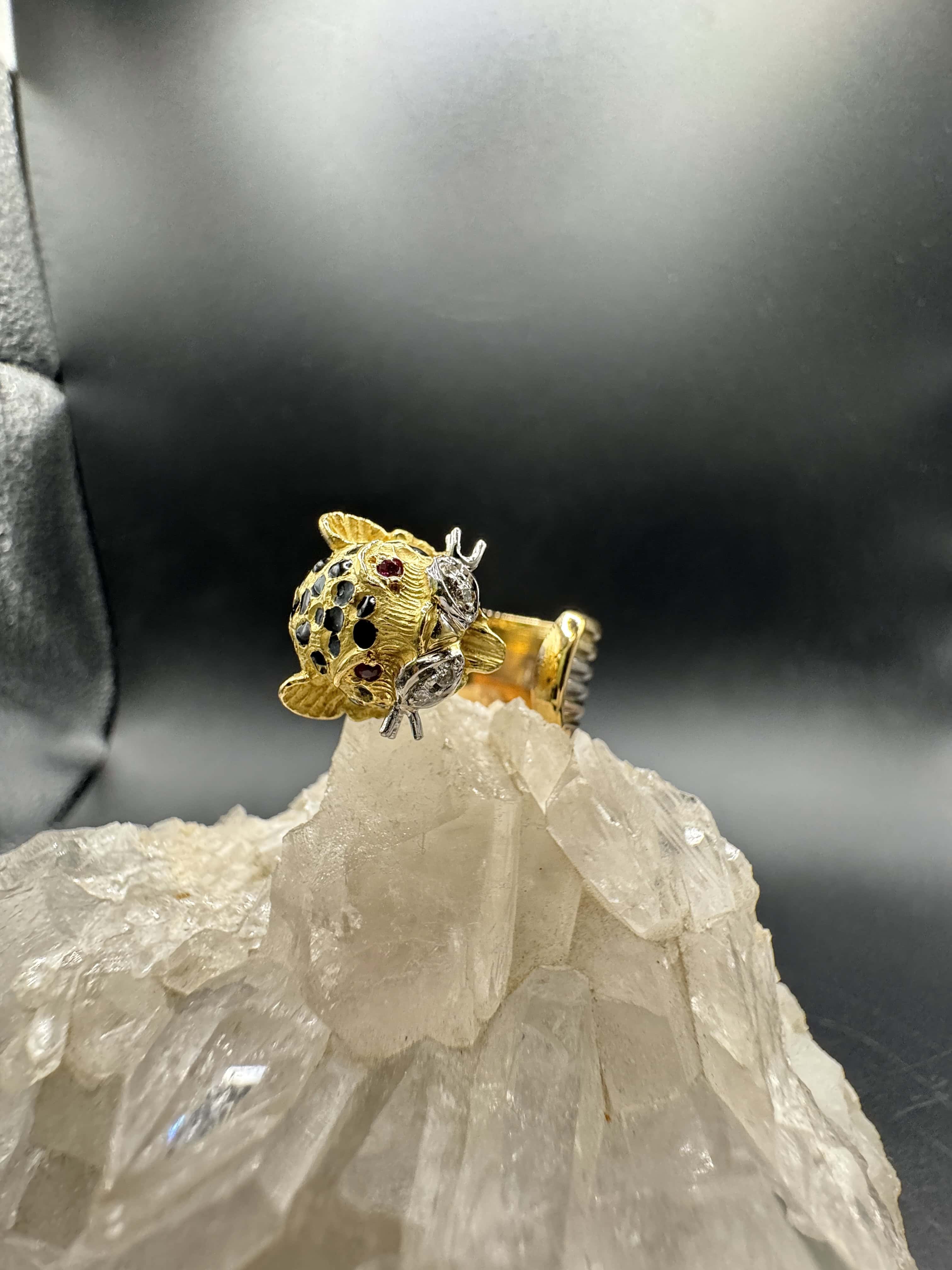 Leuchtender tricolor Ring in 18 Karat Gold mit Rubinen und Brillanten