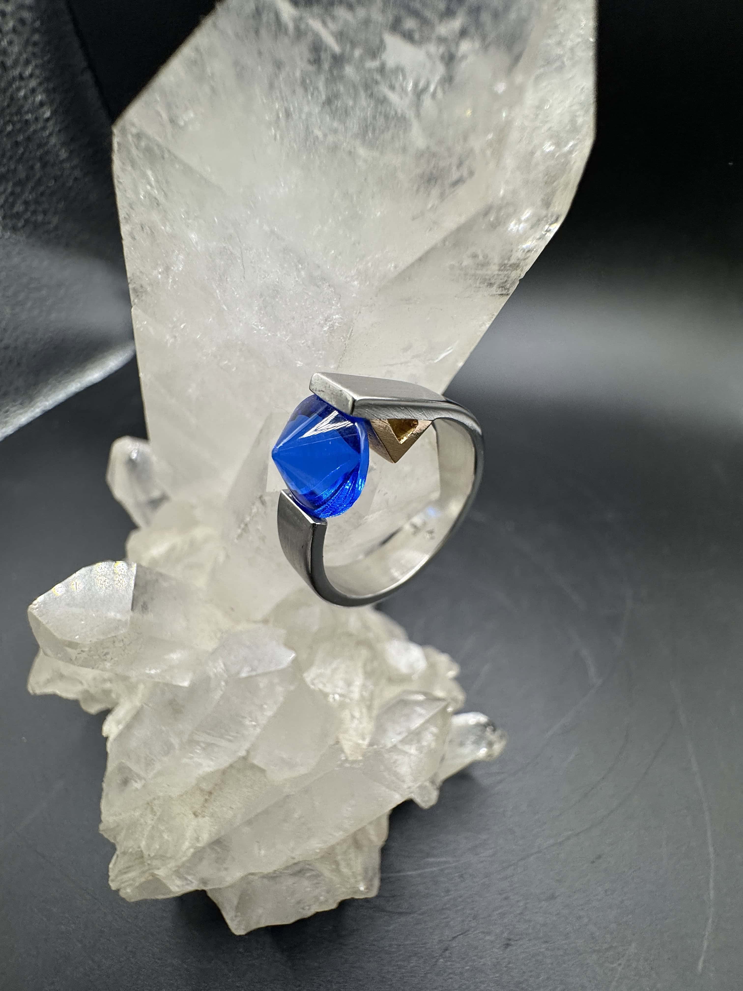 Massiver Ring von Bunz Design in 950er Platin & 18 Karat Gelbgold mit Saphir