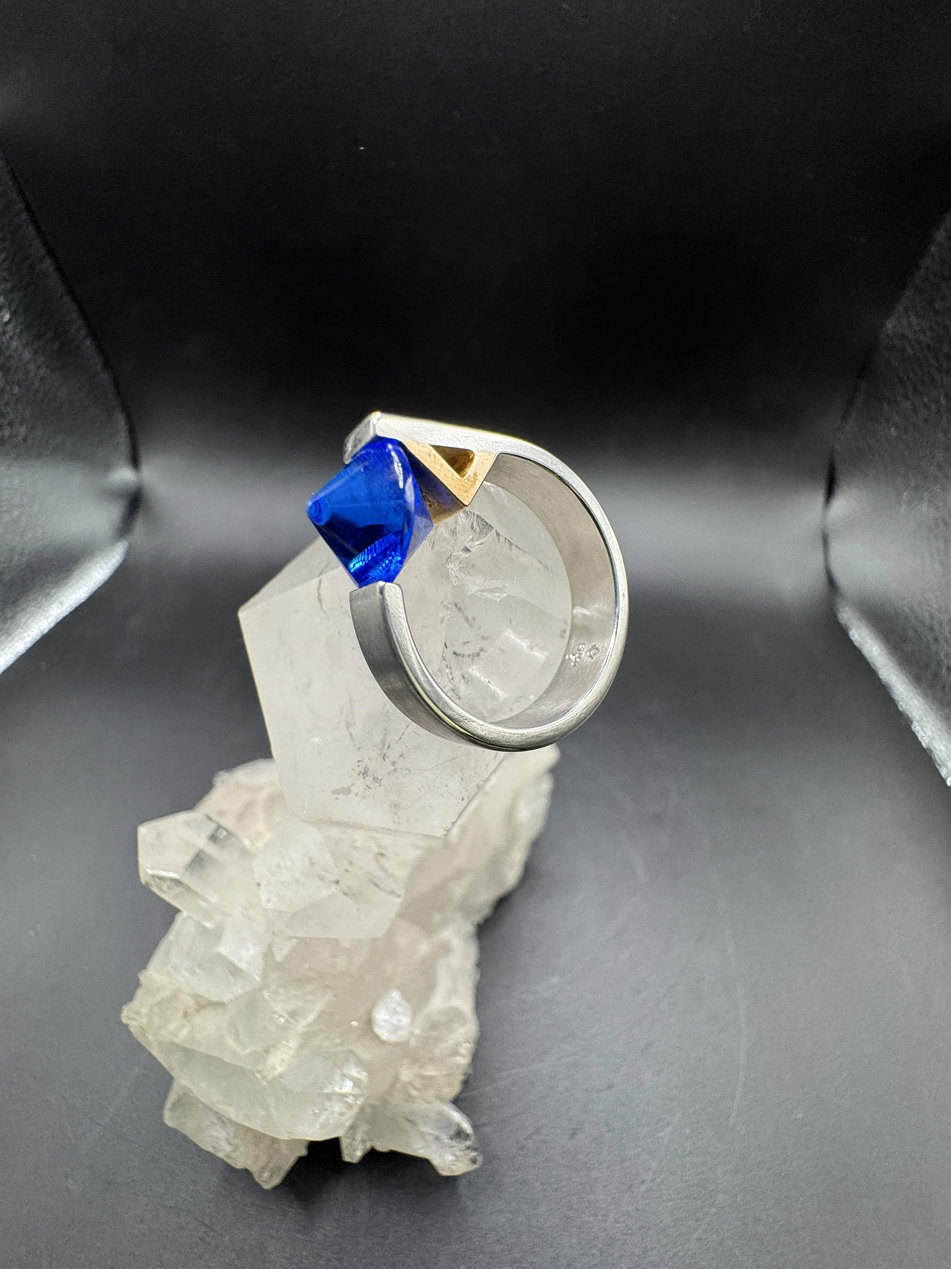 Massiver Ring von Bunz Design in 950er Platin & 18 Karat Gelbgold mit Saphir