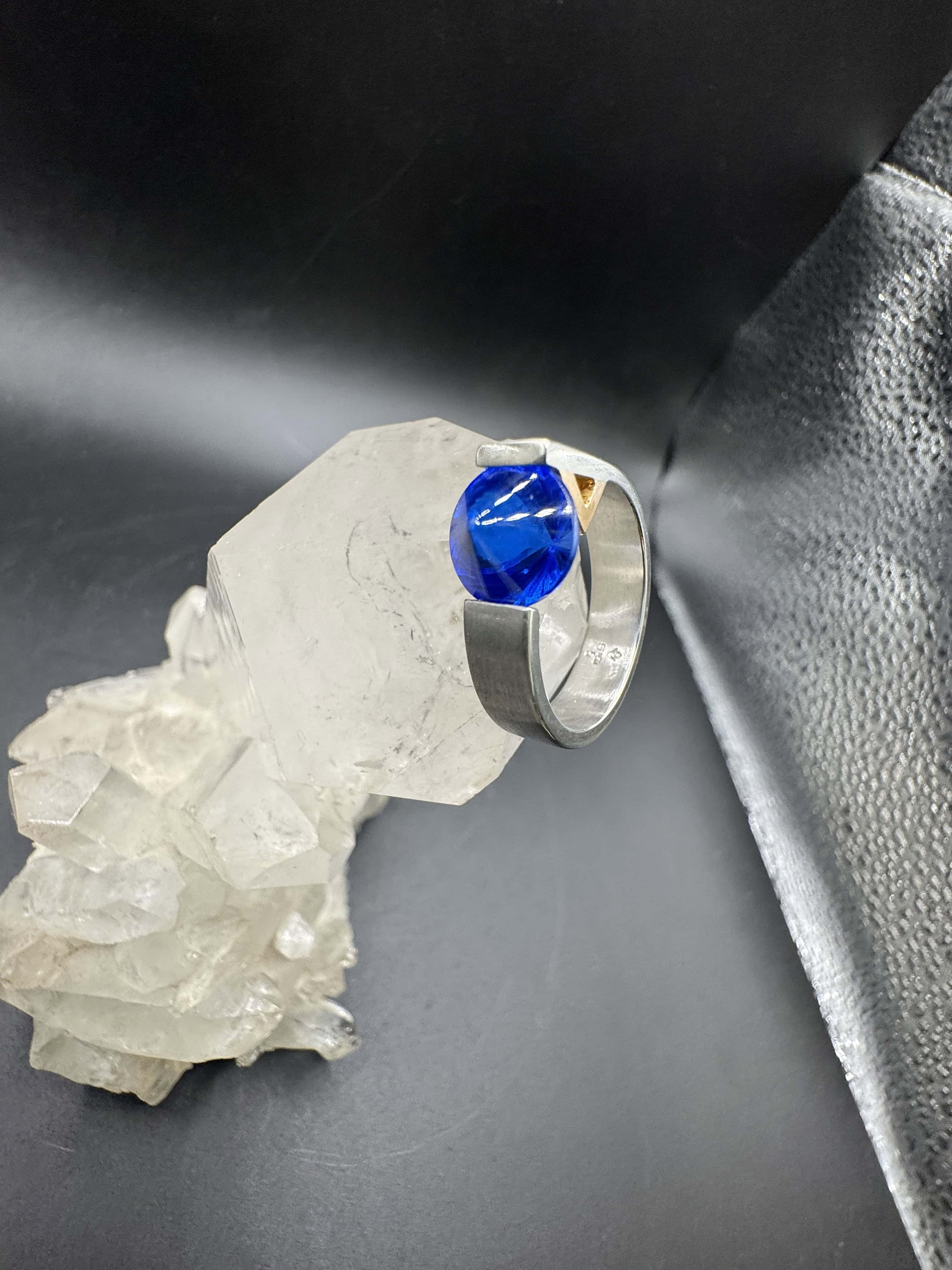 Massiver Ring von Bunz Design in 950er Platin & 18 Karat Gelbgold mit Saphir