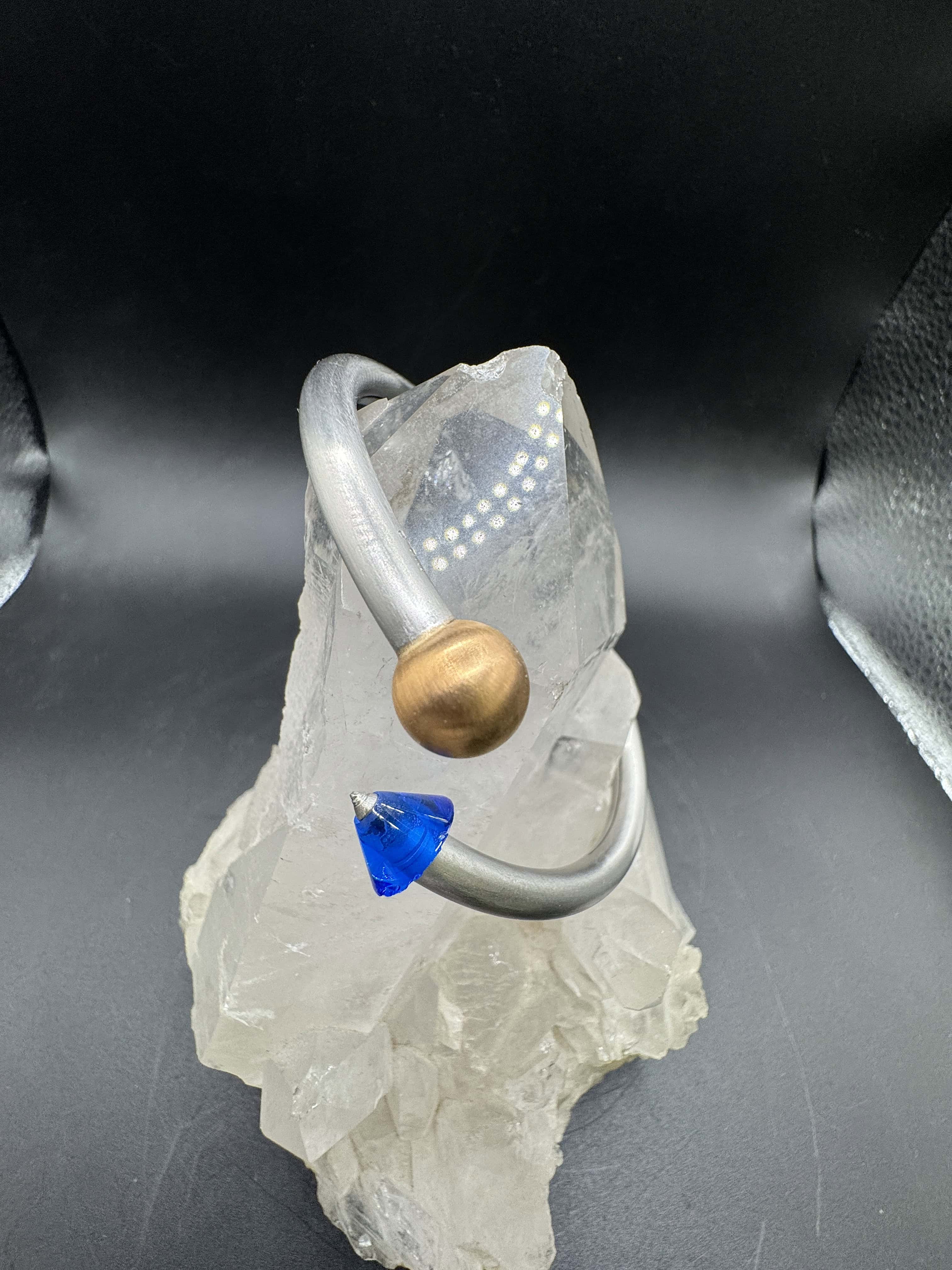 Armreif von Bunz Design in 950er Platin mit synt. blauem Saphir