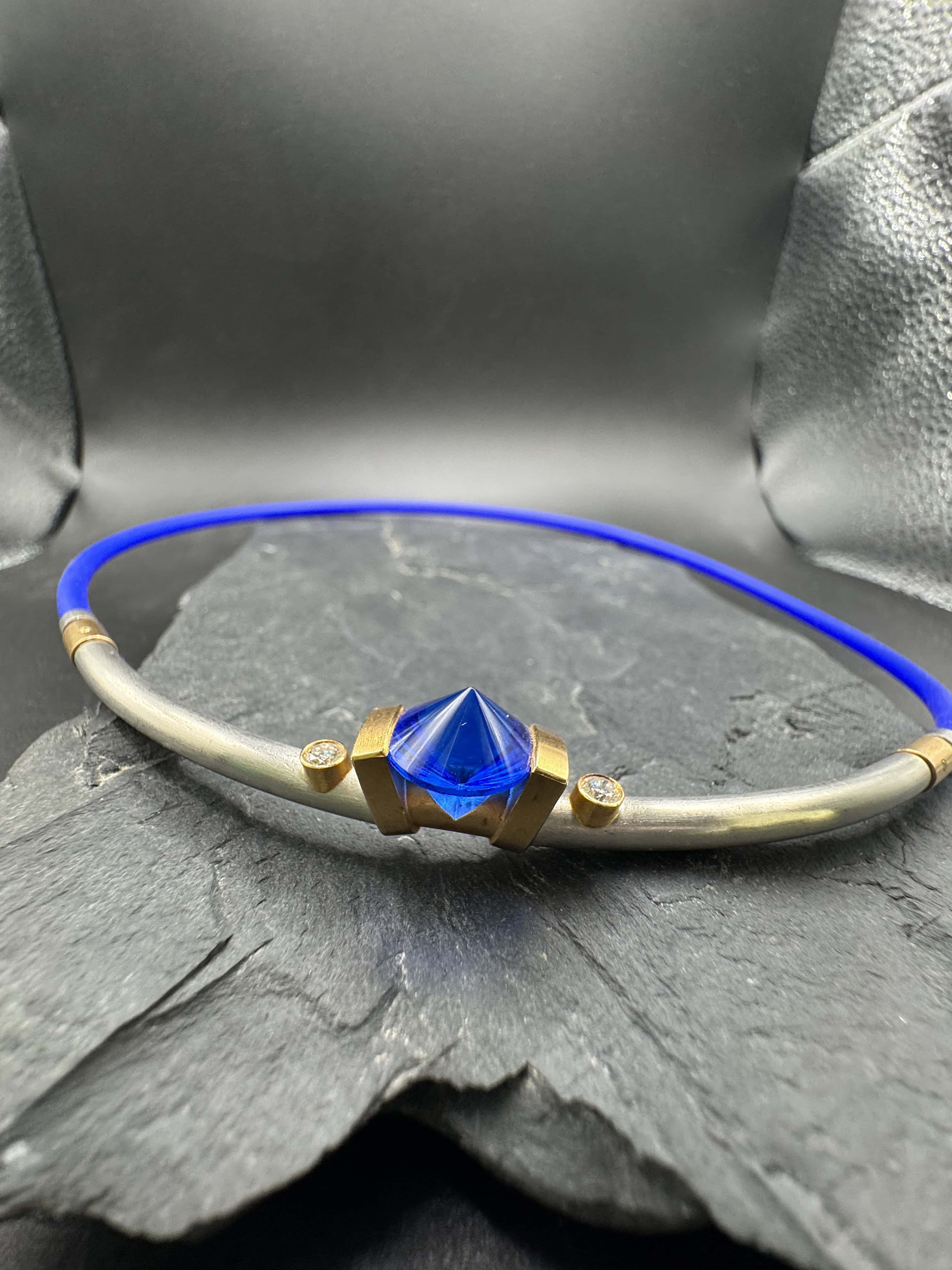 Collier von Bunz Design in 18 Karat Gelbgold & 950er Platin mit Saphir & Brillanten