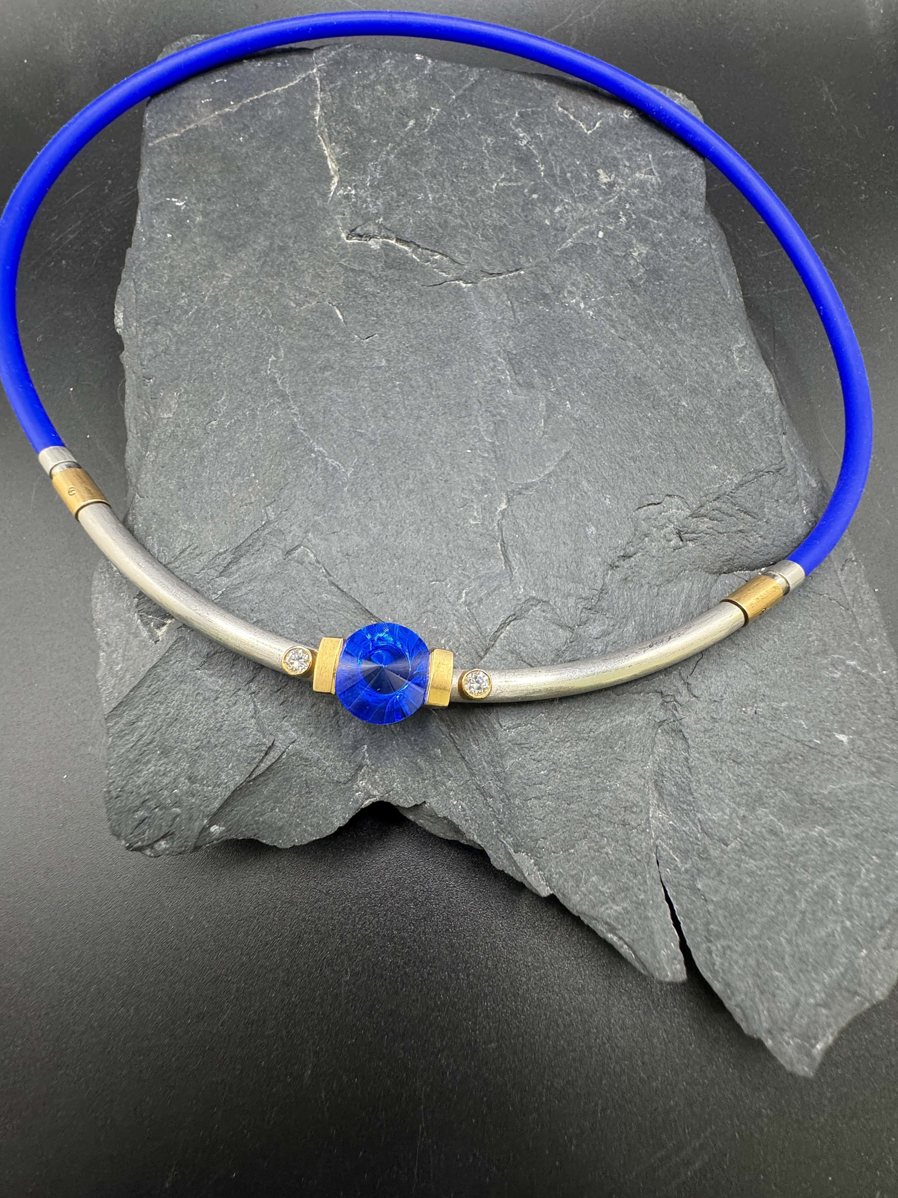 Collier von Bunz Design in 18 Karat Gelbgold & 950er Platin mit Saphir & Brillanten