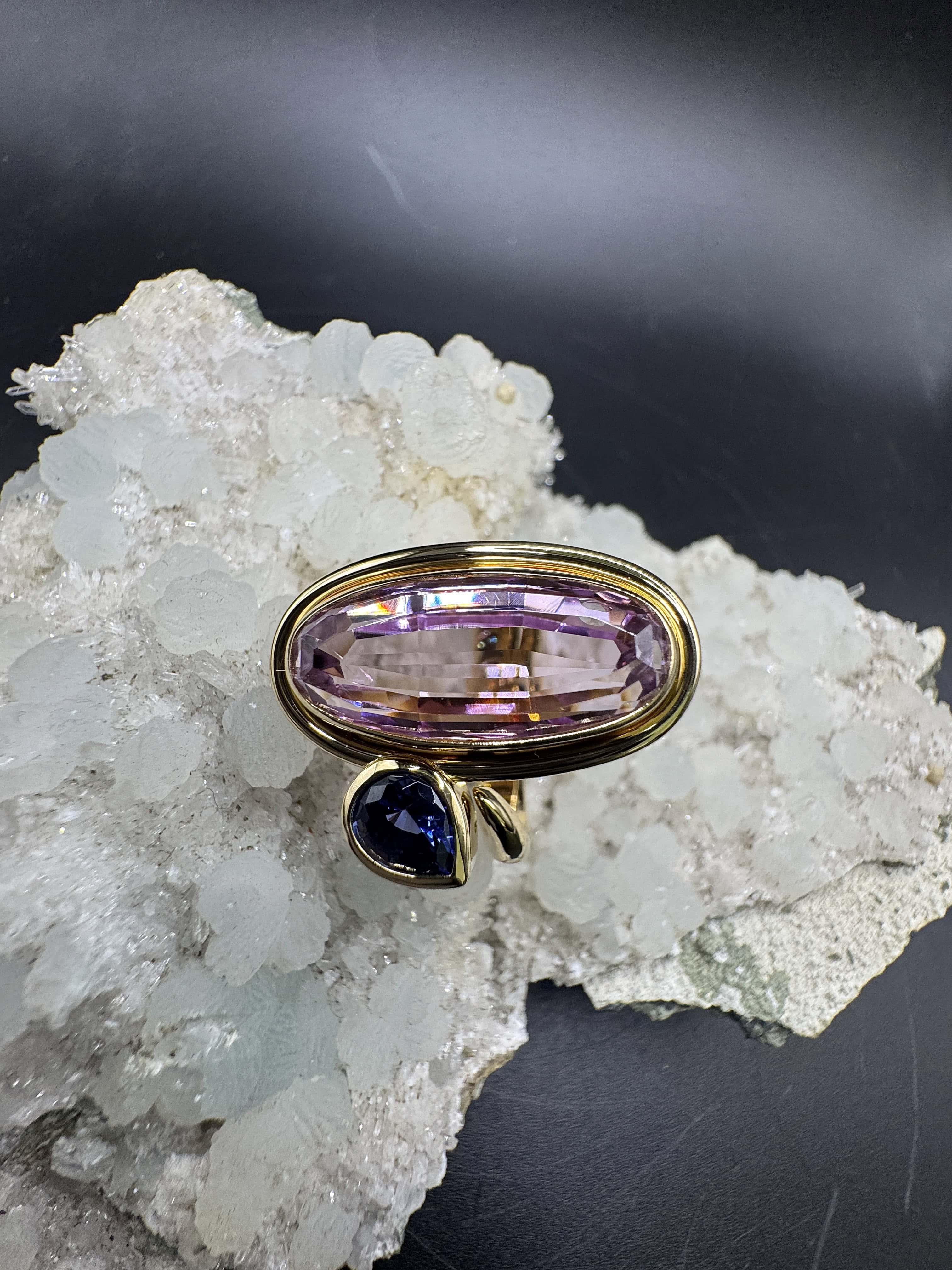Handgefertigter Ring in 18 Karat Gelbgold mit Kunzit & Tansanit