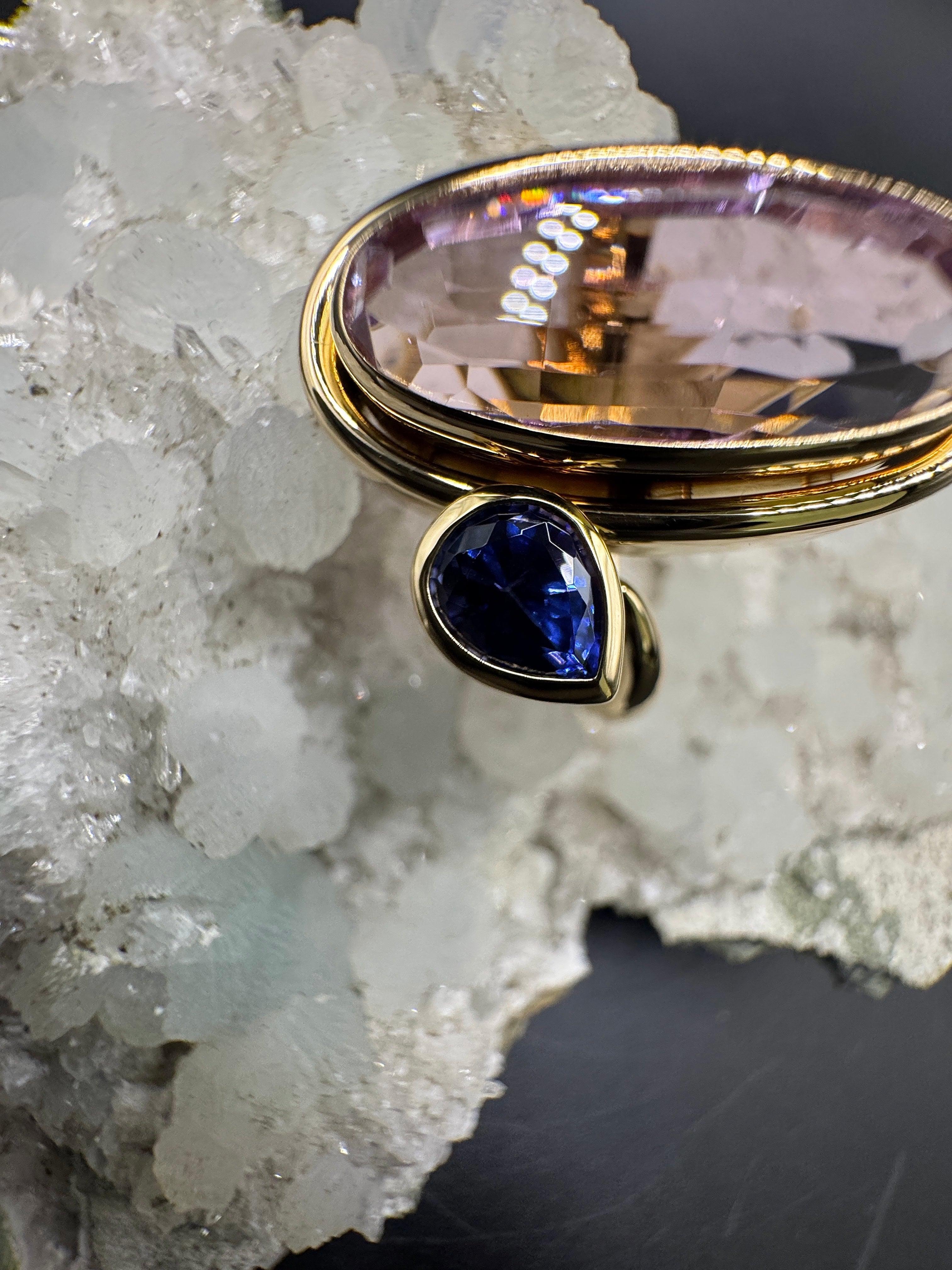 Handgefertigter Ring in 18 Karat Gelbgold mit Kunzit & Tansanit