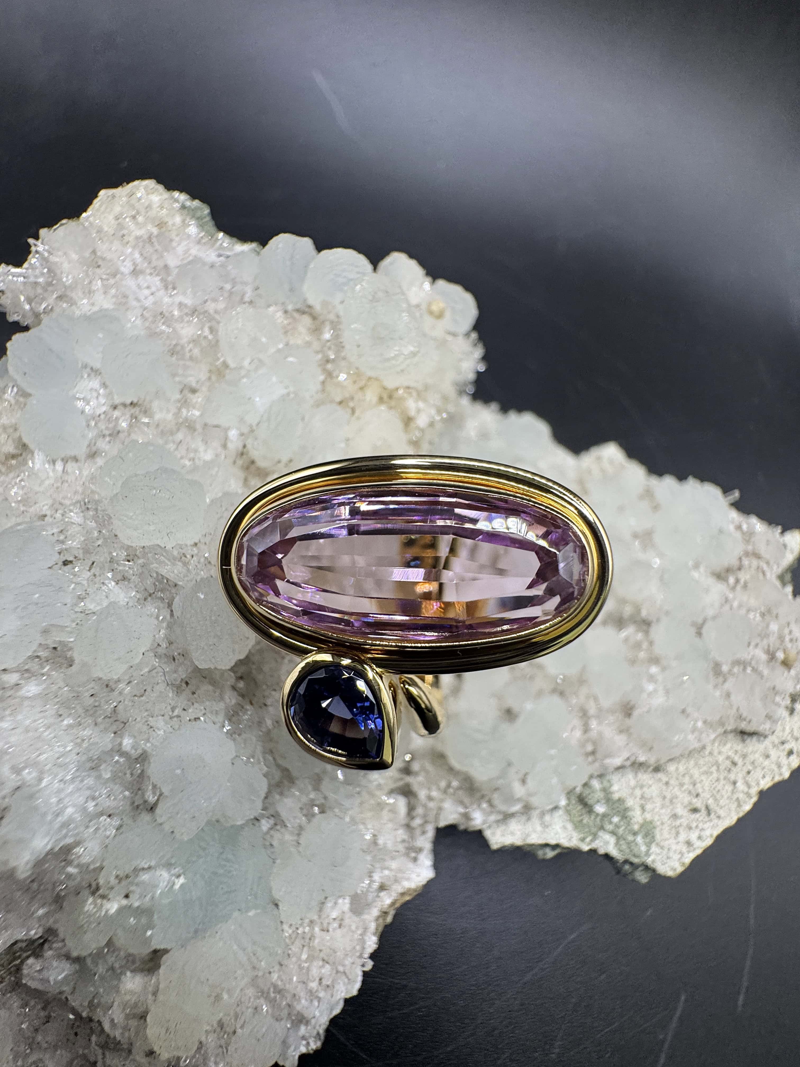 Handgefertigter Ring in 18 Karat Gelbgold mit Kunzit & Tansanit