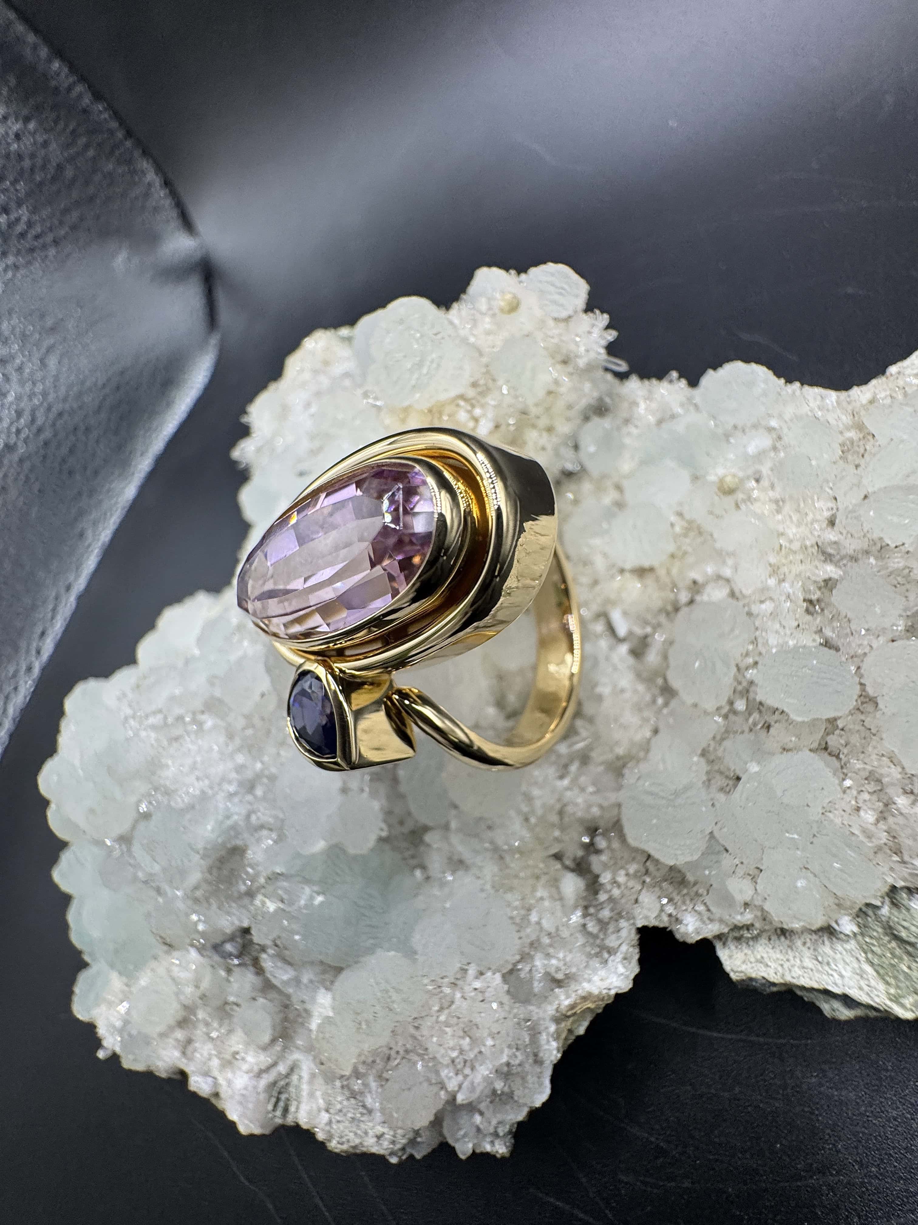 Handgefertigter Ring in 18 Karat Gelbgold mit Kunzit & Tansanit