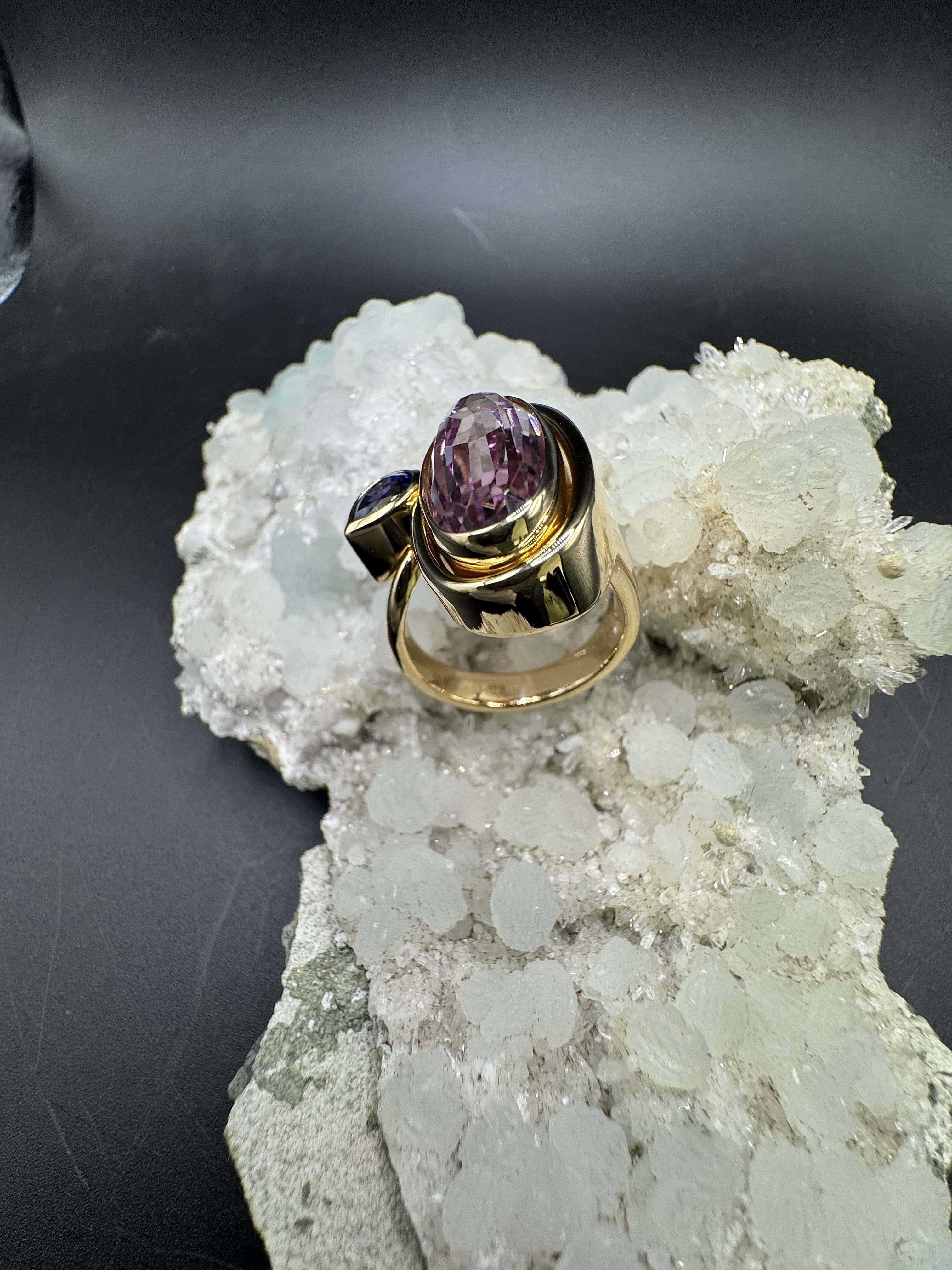 Handgefertigter Ring in 18 Karat Gelbgold mit Kunzit & Tansanit