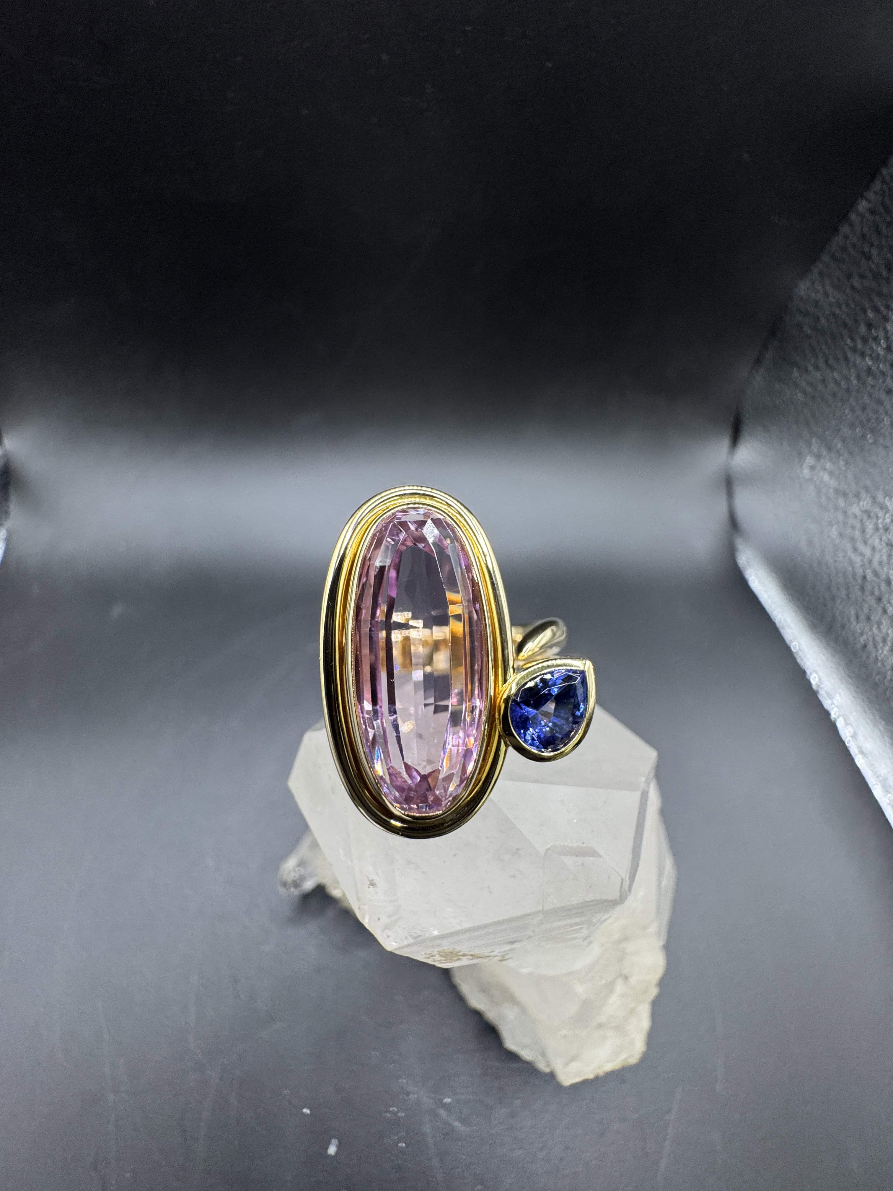Handgefertigter Ring in 18 Karat Gelbgold mit Kunzit & Tansanit