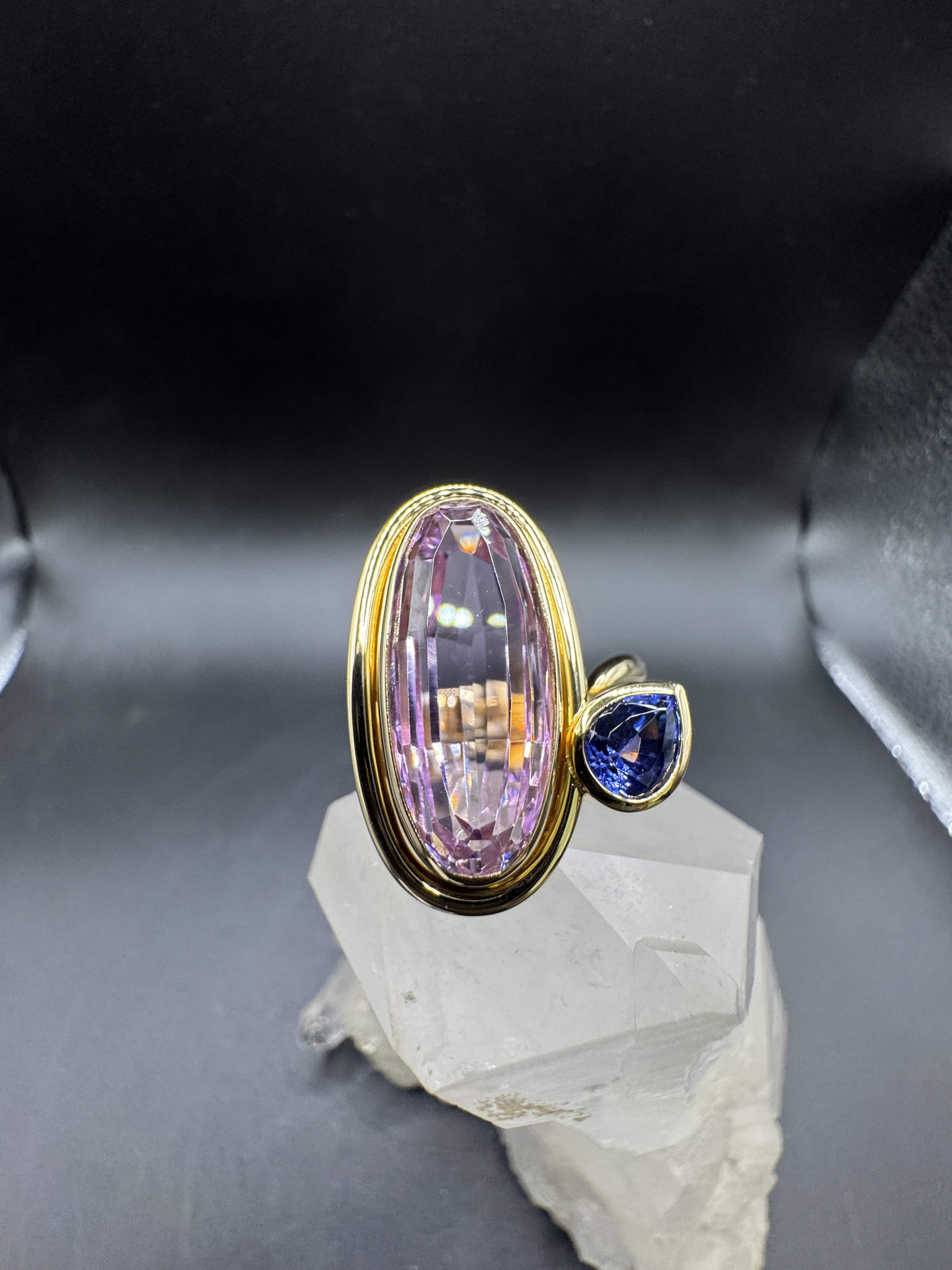 Handgefertigter Ring in 18 Karat Gelbgold mit Kunzit & Tansanit