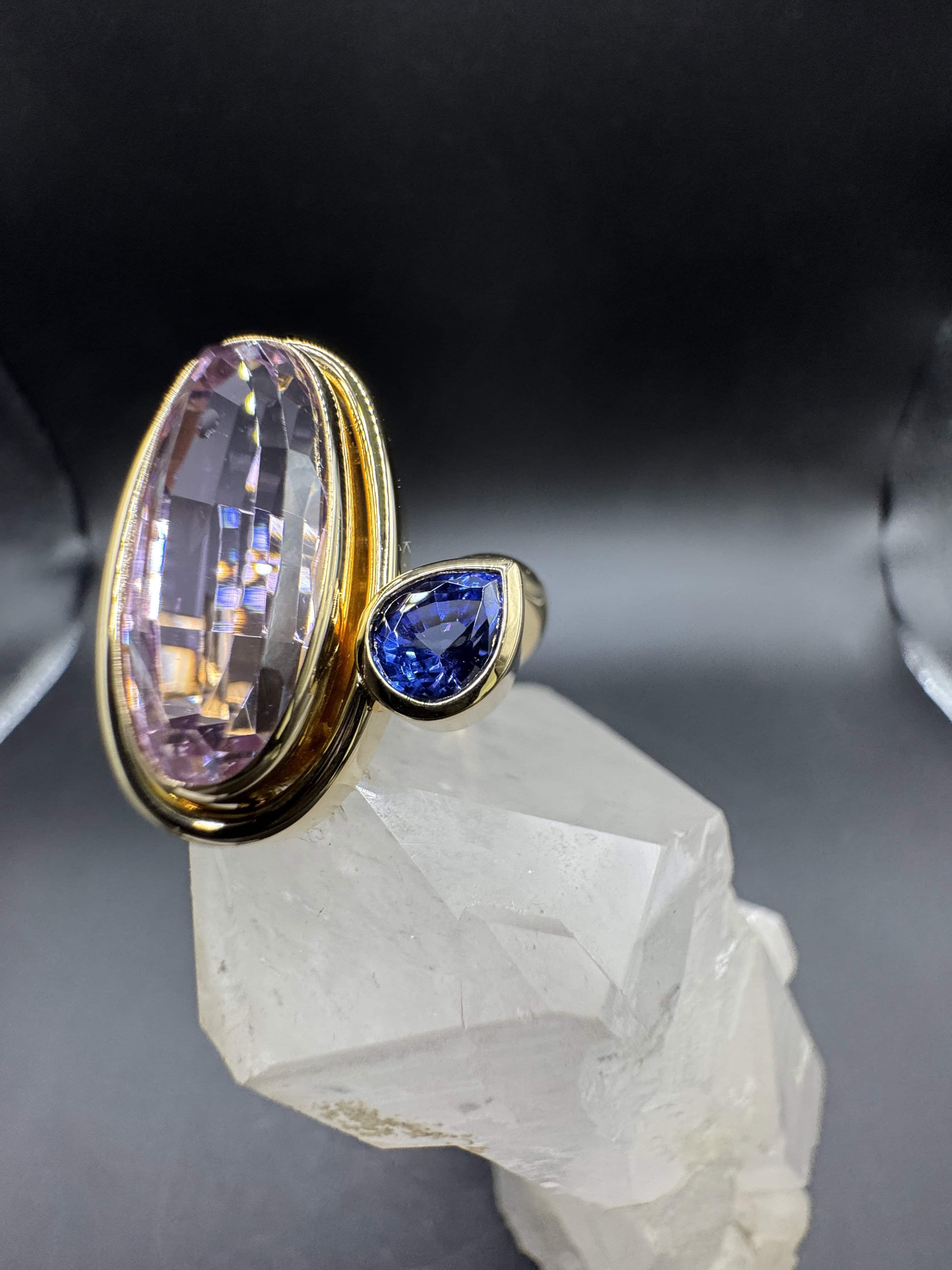 Handgefertigter Ring in 18 Karat Gelbgold mit Kunzit & Tansanit