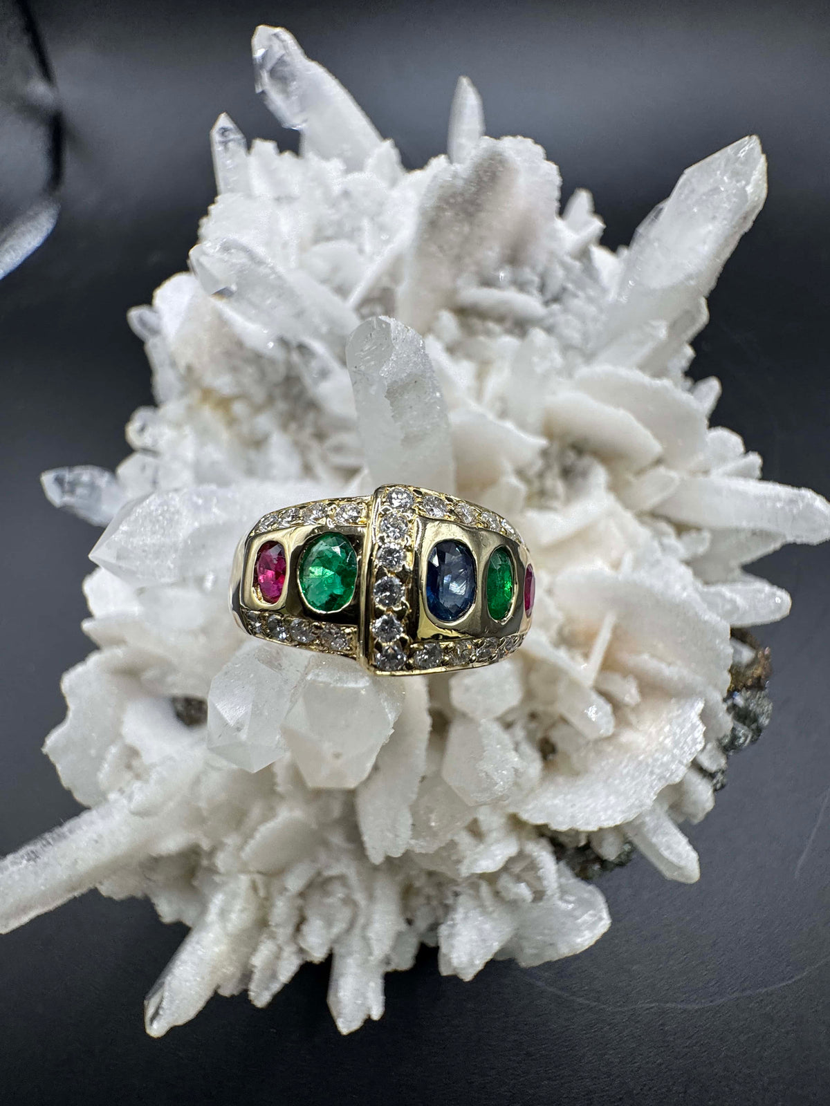 Edler Ring in 18 Karat Gelbgold mit Rubin, Smaragd, Saphir & Brillanten